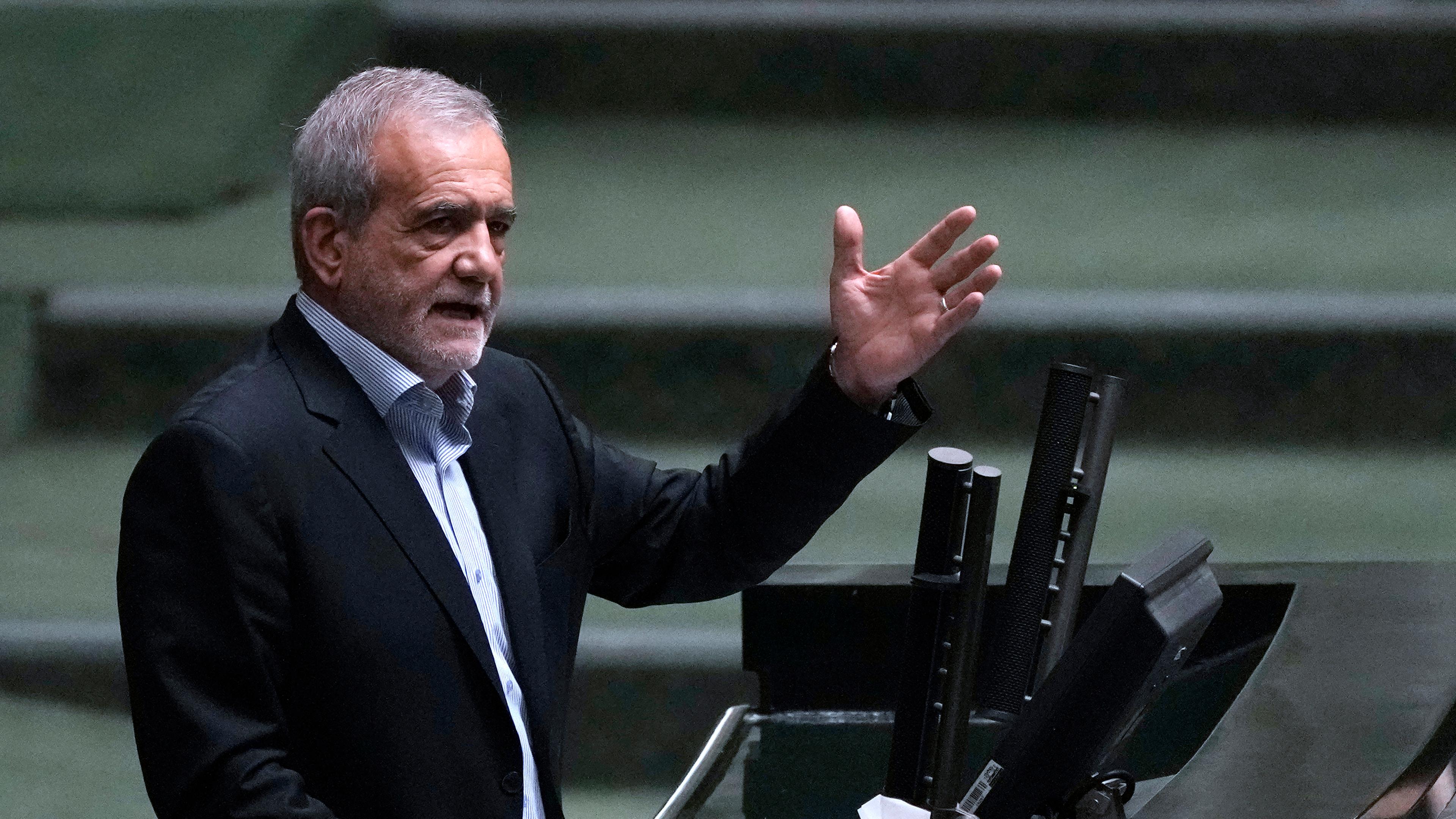 Der iranische Präsident Massud Peseschkian steht am Rednerpult im iranischen Parlament