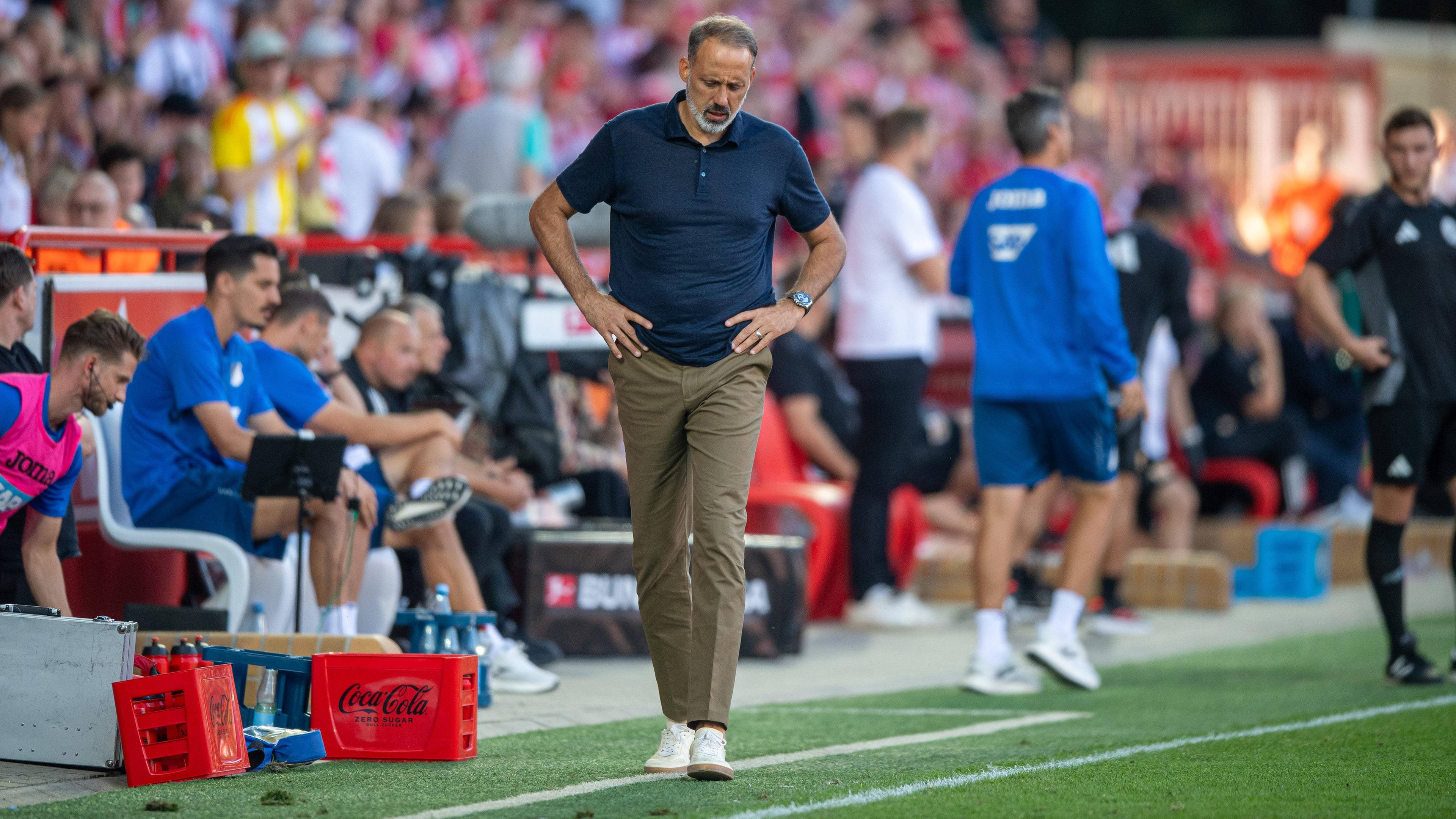 Bundesliga, 1. FC Union Berlin - TSG Hoffenheim: TSG-Trainer Pellegrino Matarazzo nachdenklich am Spielfeldrand