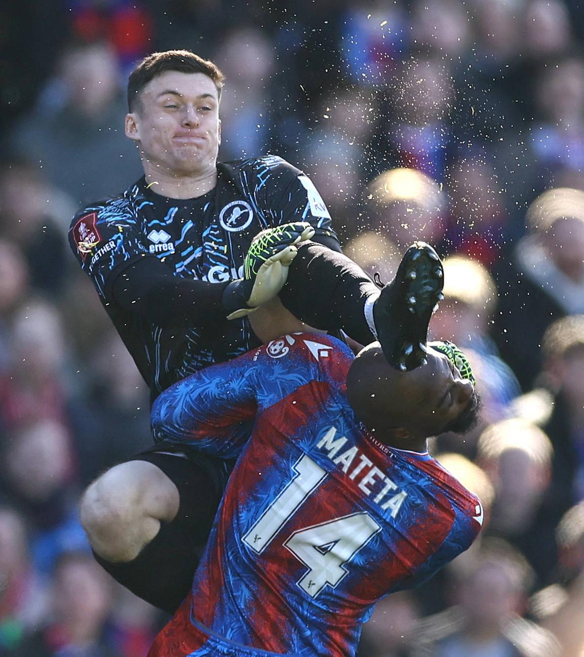 Crystal Palace - Millwall, FA Cup: Millwall-Torhüter Liam Roberts trifft Jean-Philippe Mateta mit dem Fuß am Kopf.