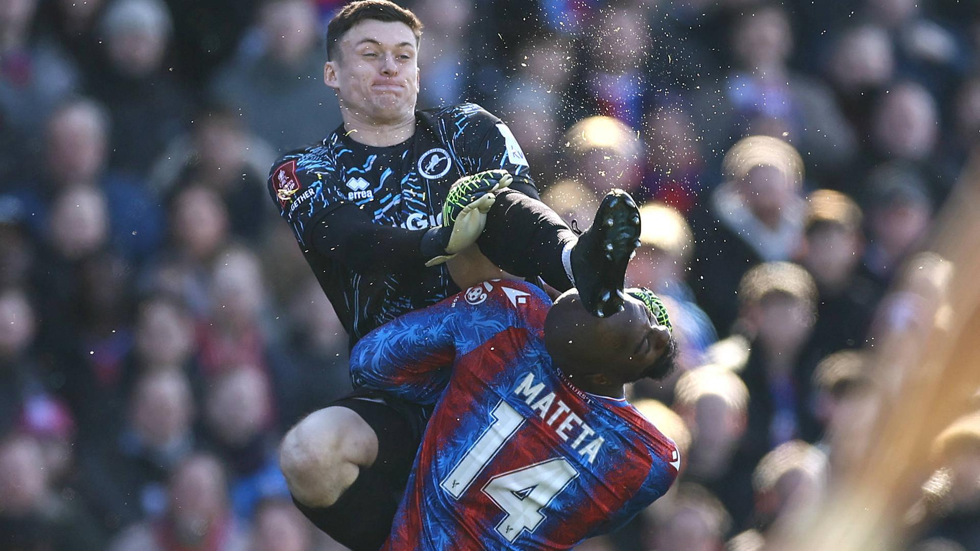 Crystal Palace - Millwall, FA Cup: Millwall-Torhüter Liam Roberts trifft Jean-Philippe Mateta mit dem Fuß am Kopf.