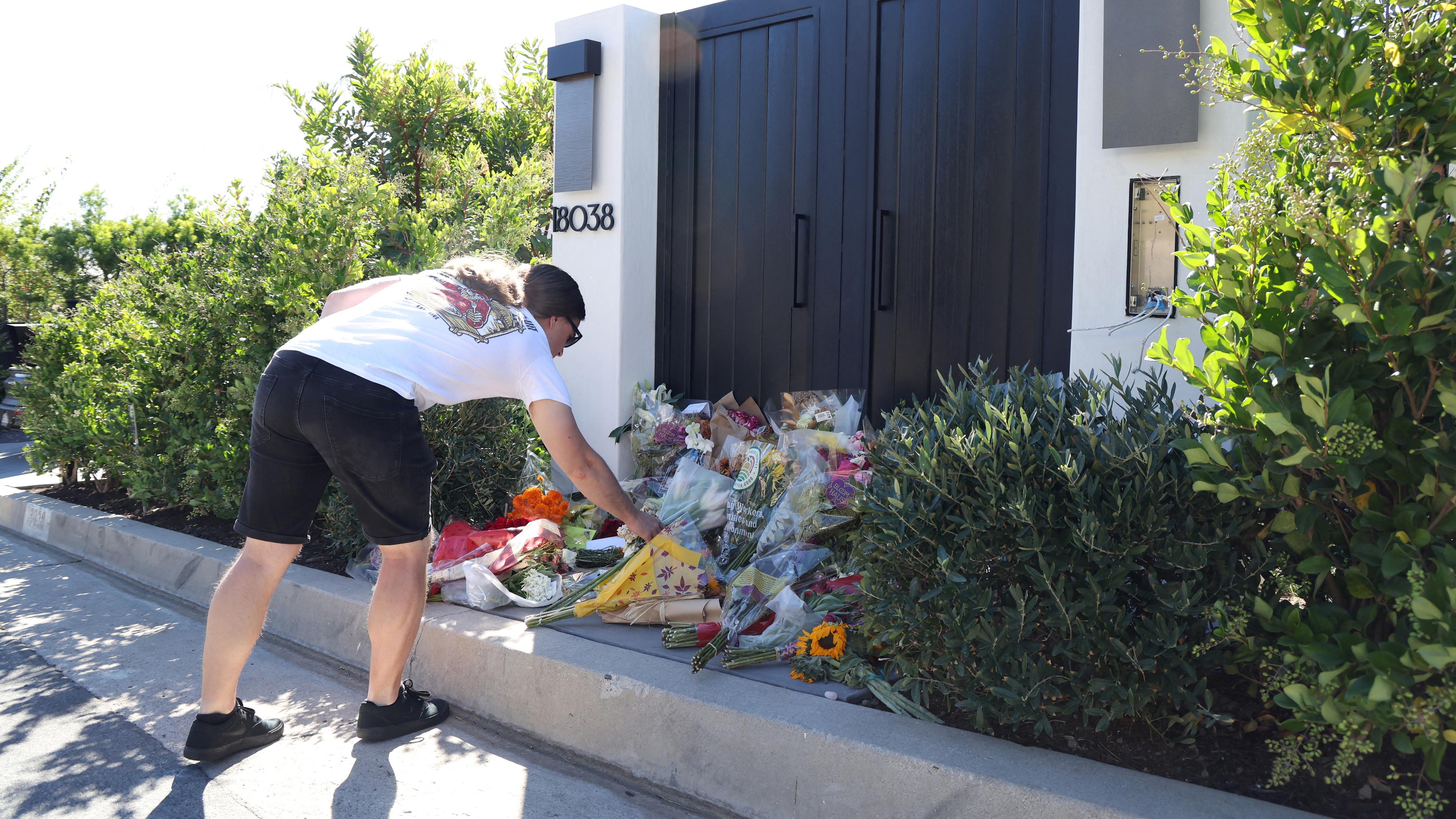 Fans legten Blumen vor Perrys Haus nieder.