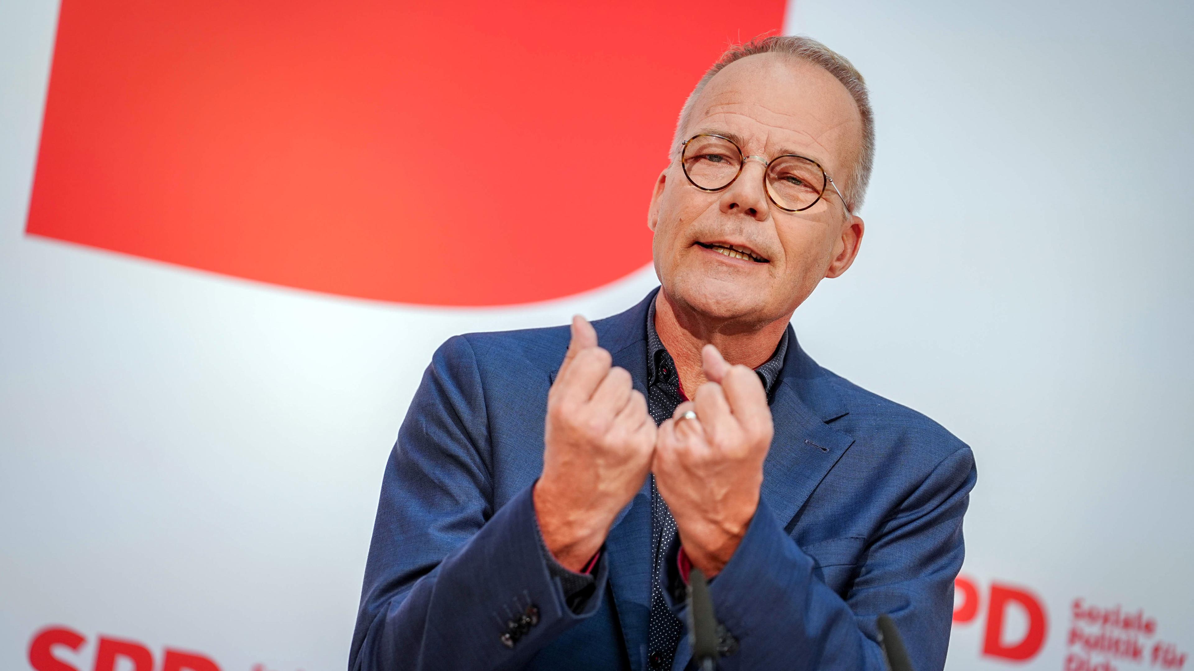 Matthias Miersch spricht auf einer Pressekonferenz in der SPD Parteizentrale. Aufgenommen am 08.10.2024, Berlin