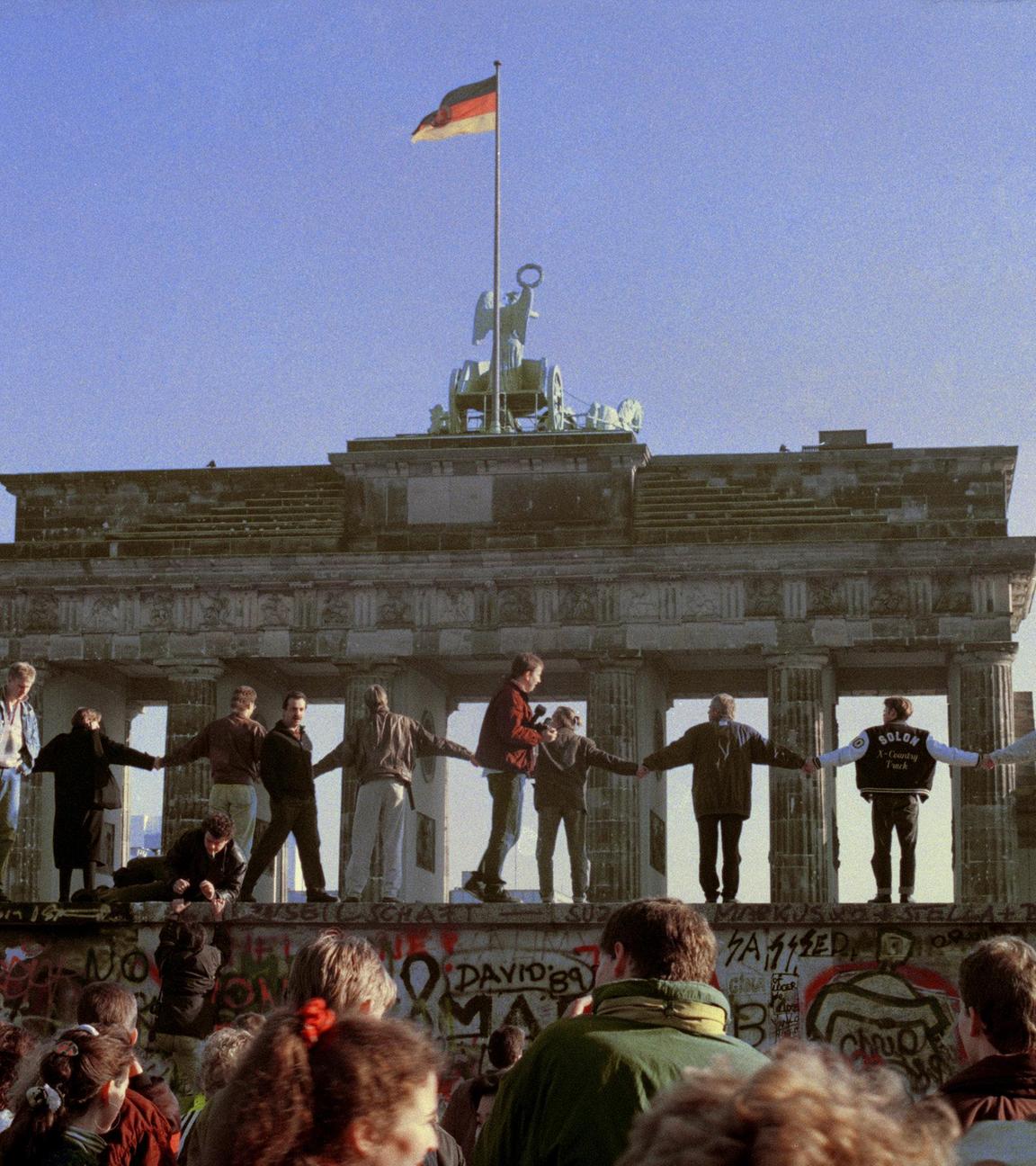 Menschen feiern die Maueröffnung am Brandenburger Tor