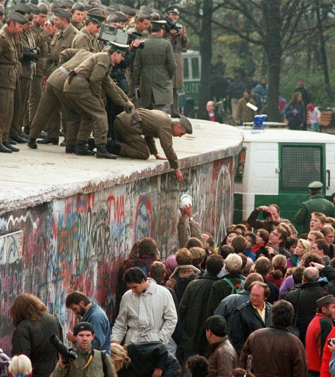 Demonstranten und Grenzpolizisten an der Mauer