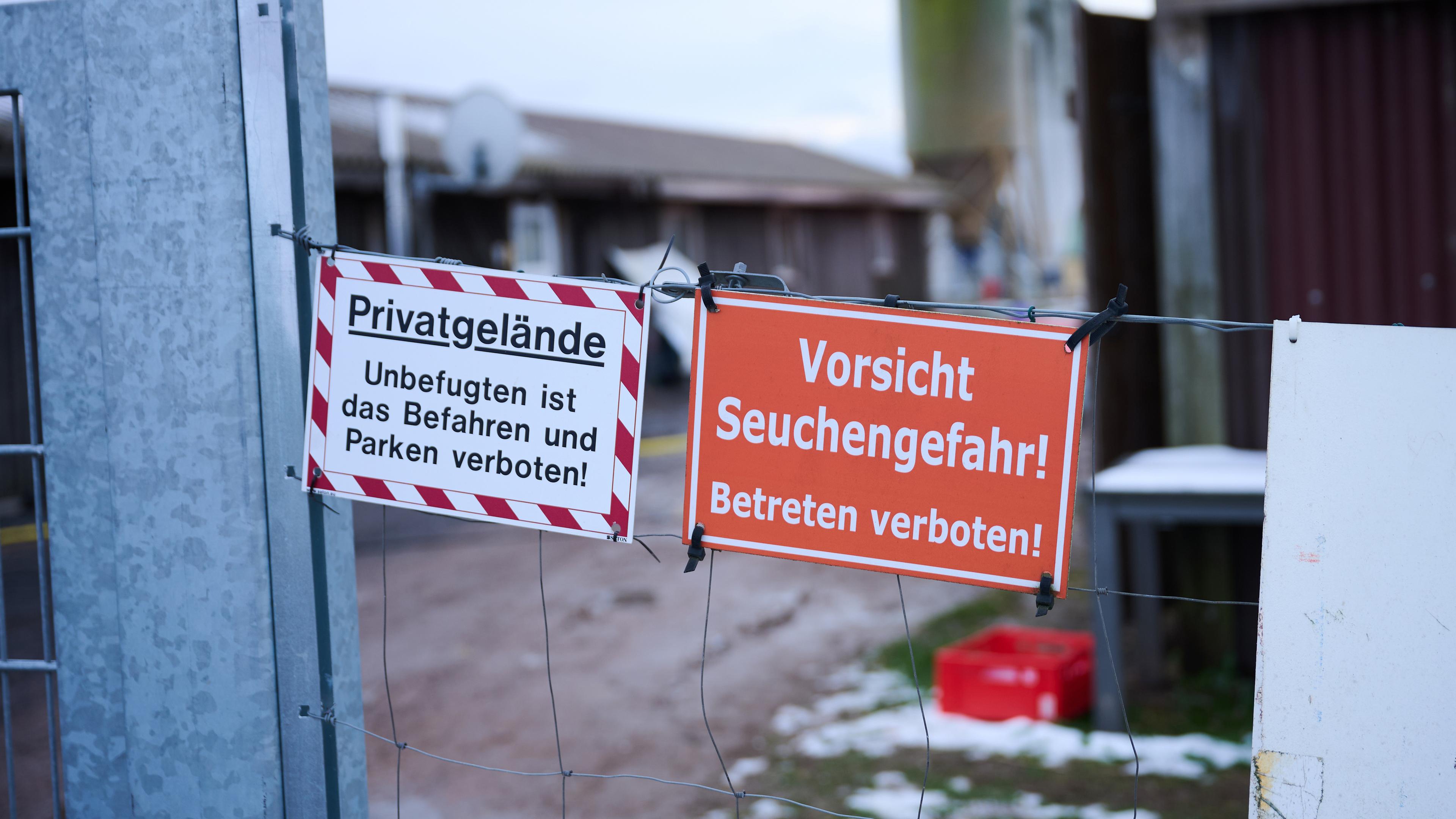 Brandenburg, Mehrow: "Vorsicht Seuchengefahr!" Steht auf einem Schild an einem Betrieb in Mehrow.