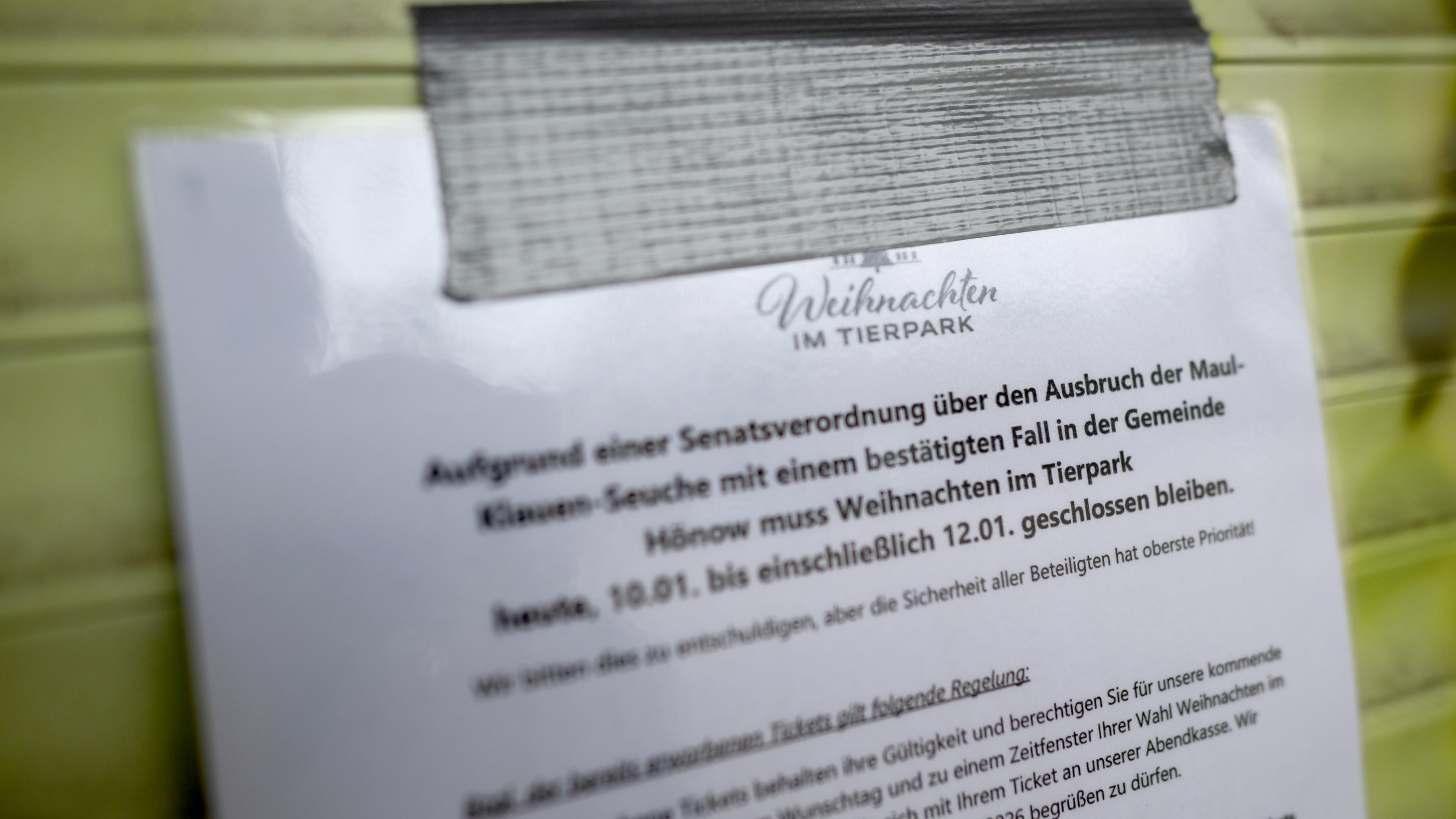 Ein Zettel weist auf die temporäre Schließung des Tierparks hin. Grund ist ein Ausbruch der Maul- und Klauenseuche in Brandenburg.