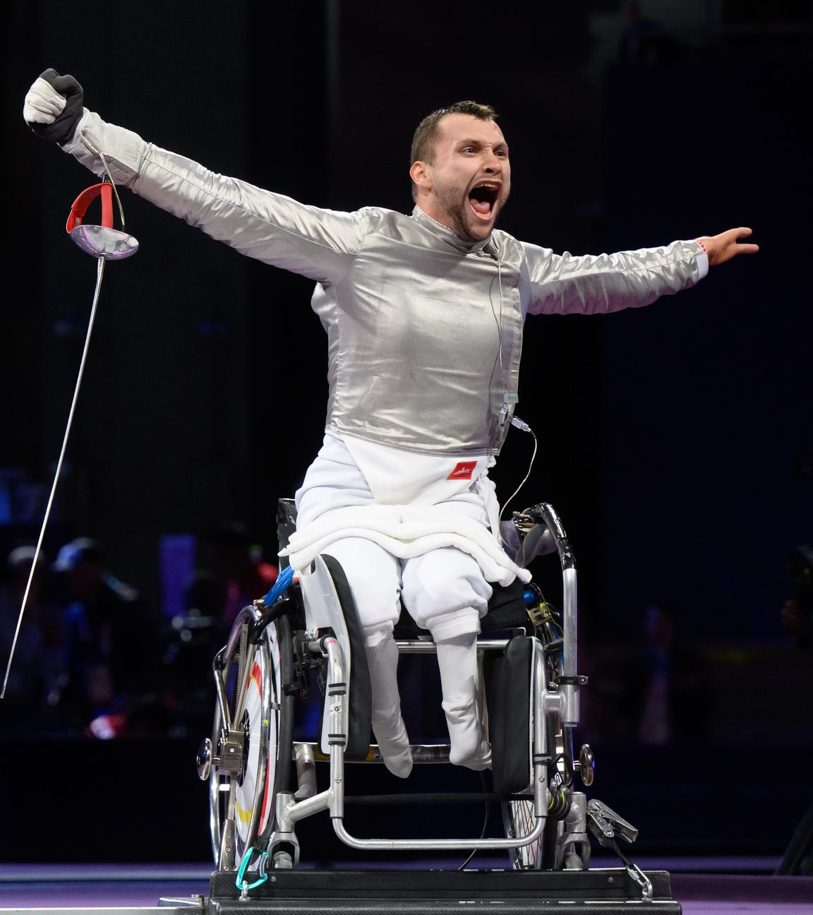 Maurice Schmidt jubelt über seine Goldmedaille nach seinem Sieg gegen Piers Gilliver.