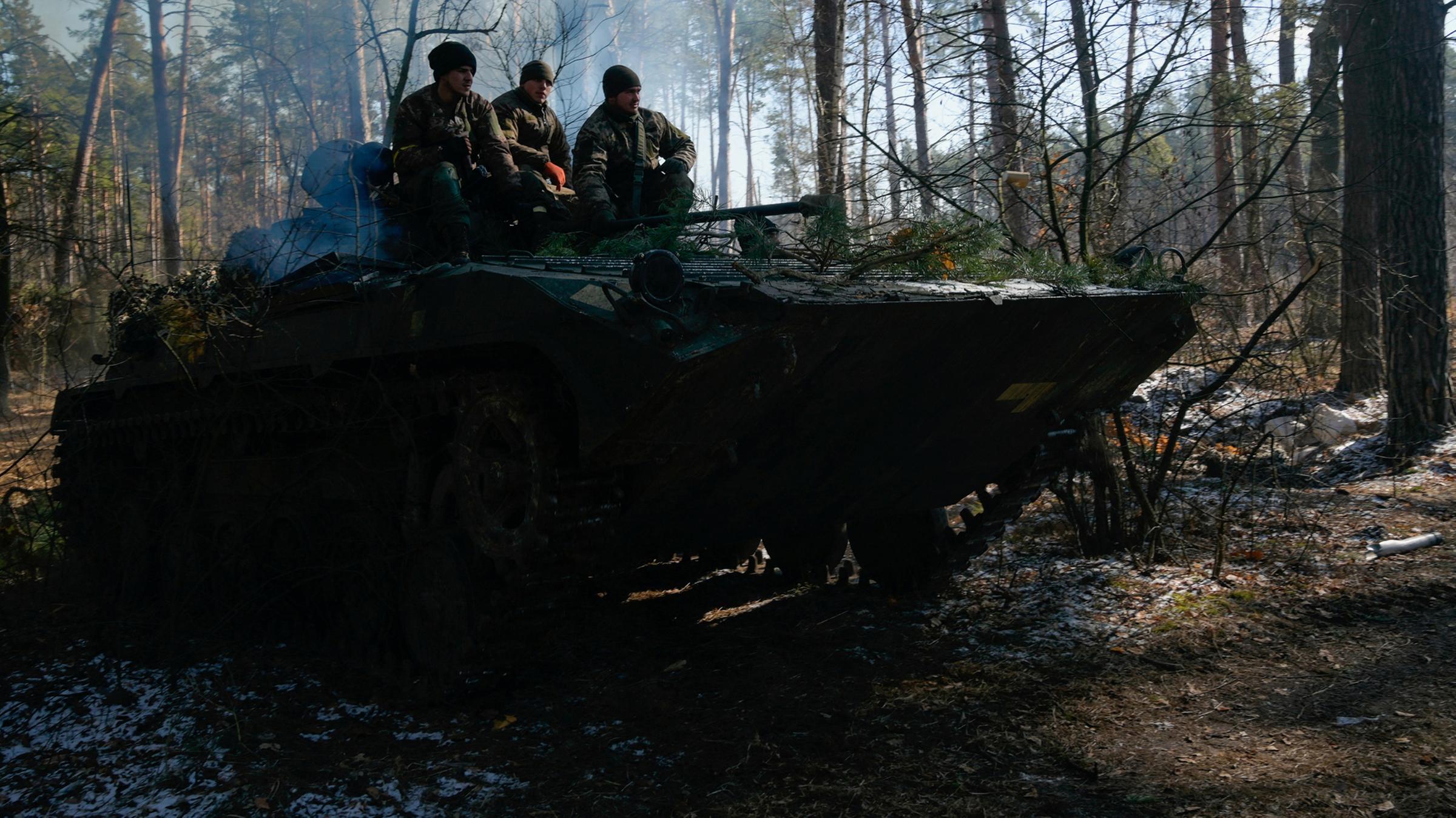 Ukrainische Soldaten auf einem Panzer am 10.03.2022