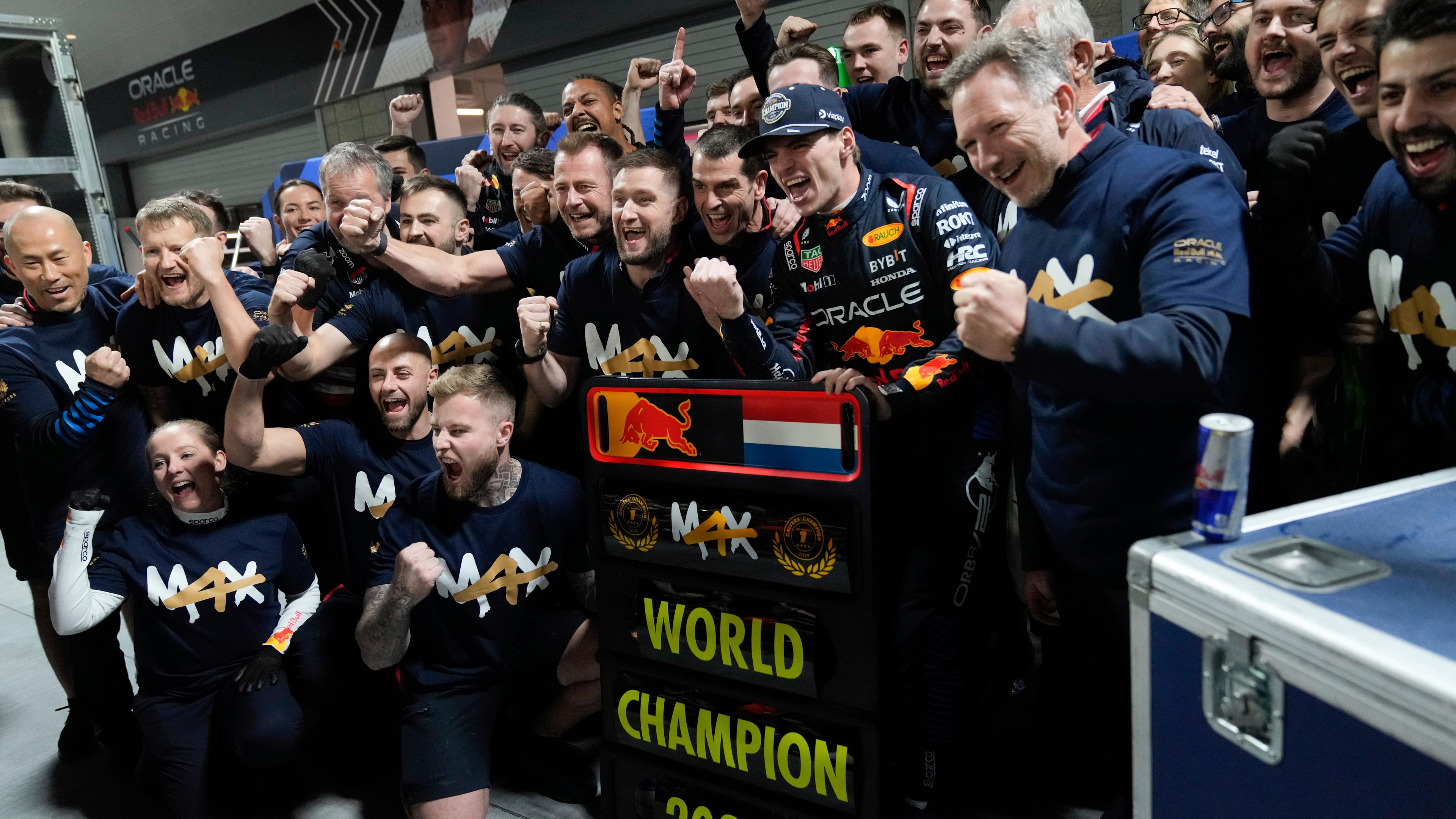 Der niederländische Red-Bull-Pilot Max Verstappen feiert den Gewinn der Formel-1-Meisterschaft mit seinem Team nach dem F1 Las Vegas Grand Prix.