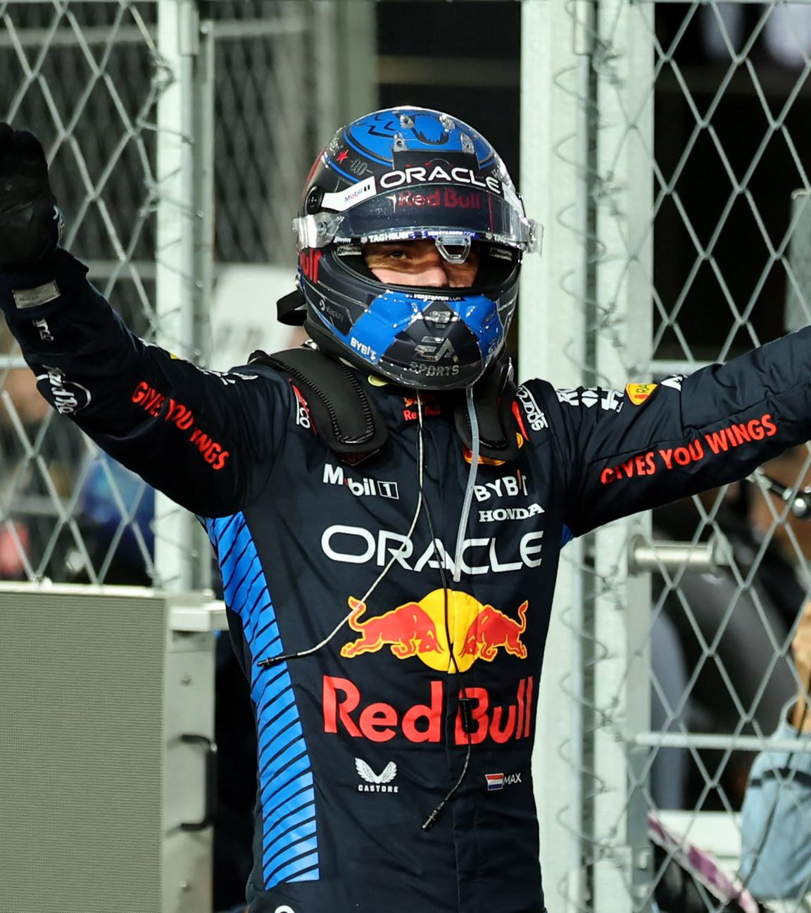 Max Verstappen bejubelt nach dem Rennen in Las Vegas seinen vierten WM-Titel in Folge.