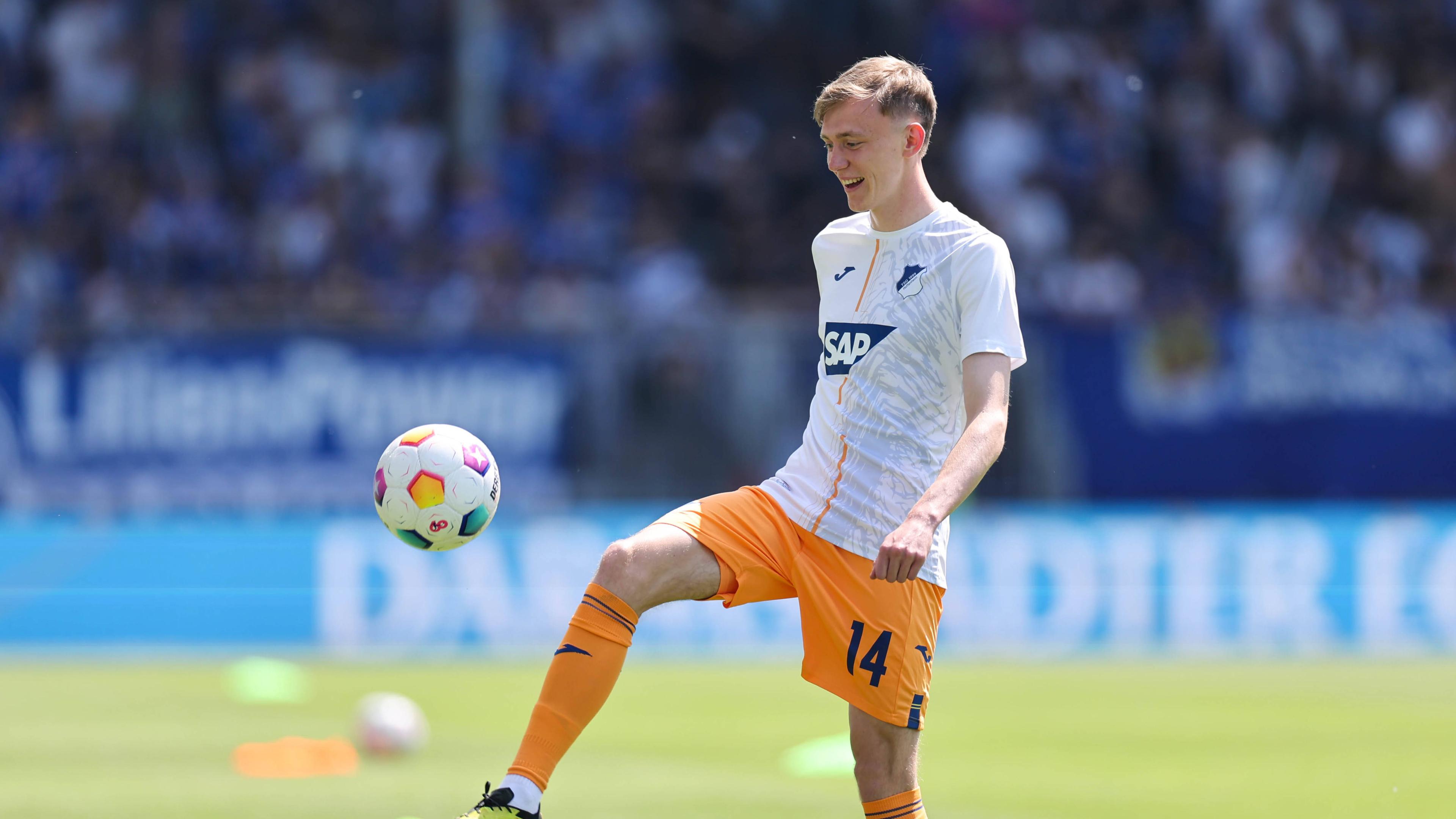 Der Fußballspieler Maximilian Beier auf dem Feld, spielt mit einem Ball