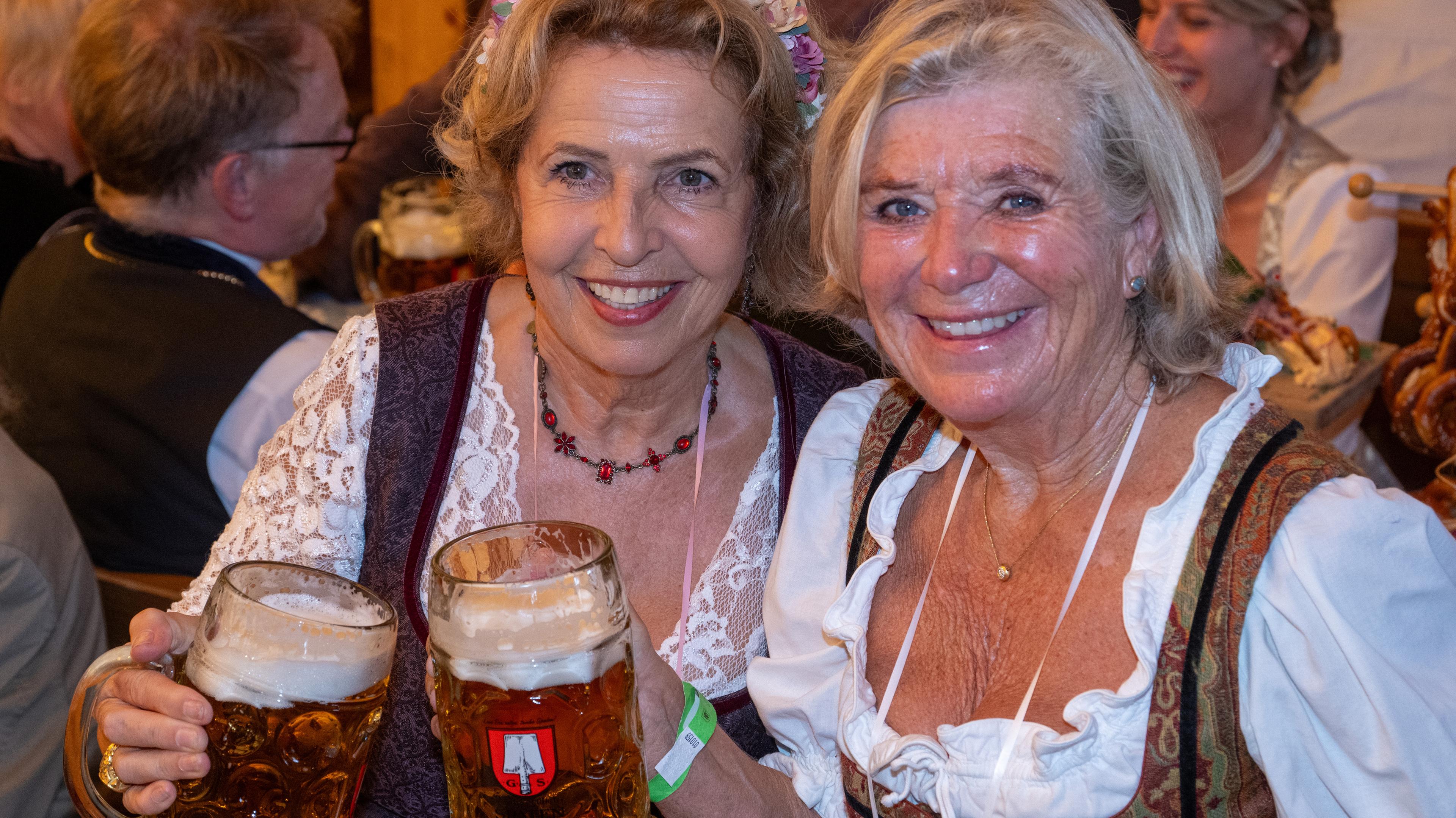 Michaela May und Jutta Speidel beim Oktoberfest