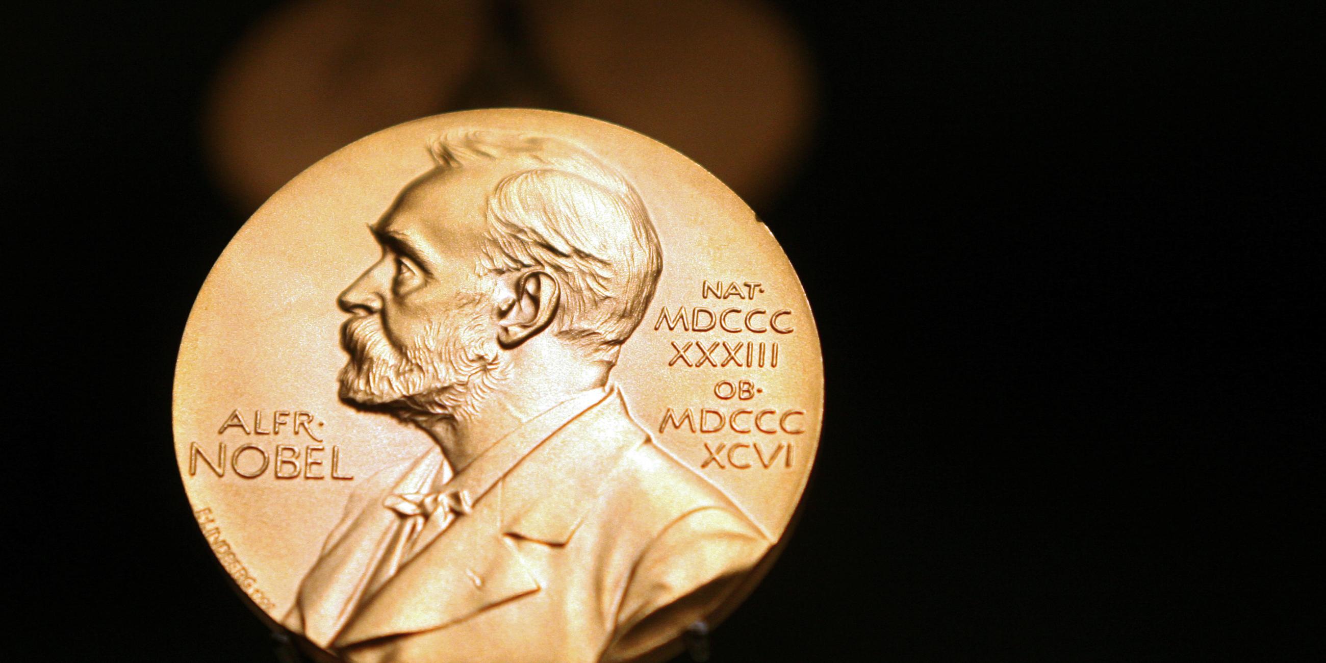 Ansicht auf die Nobelpreismedaille mit Auschrift und Profil Alfred Nobels