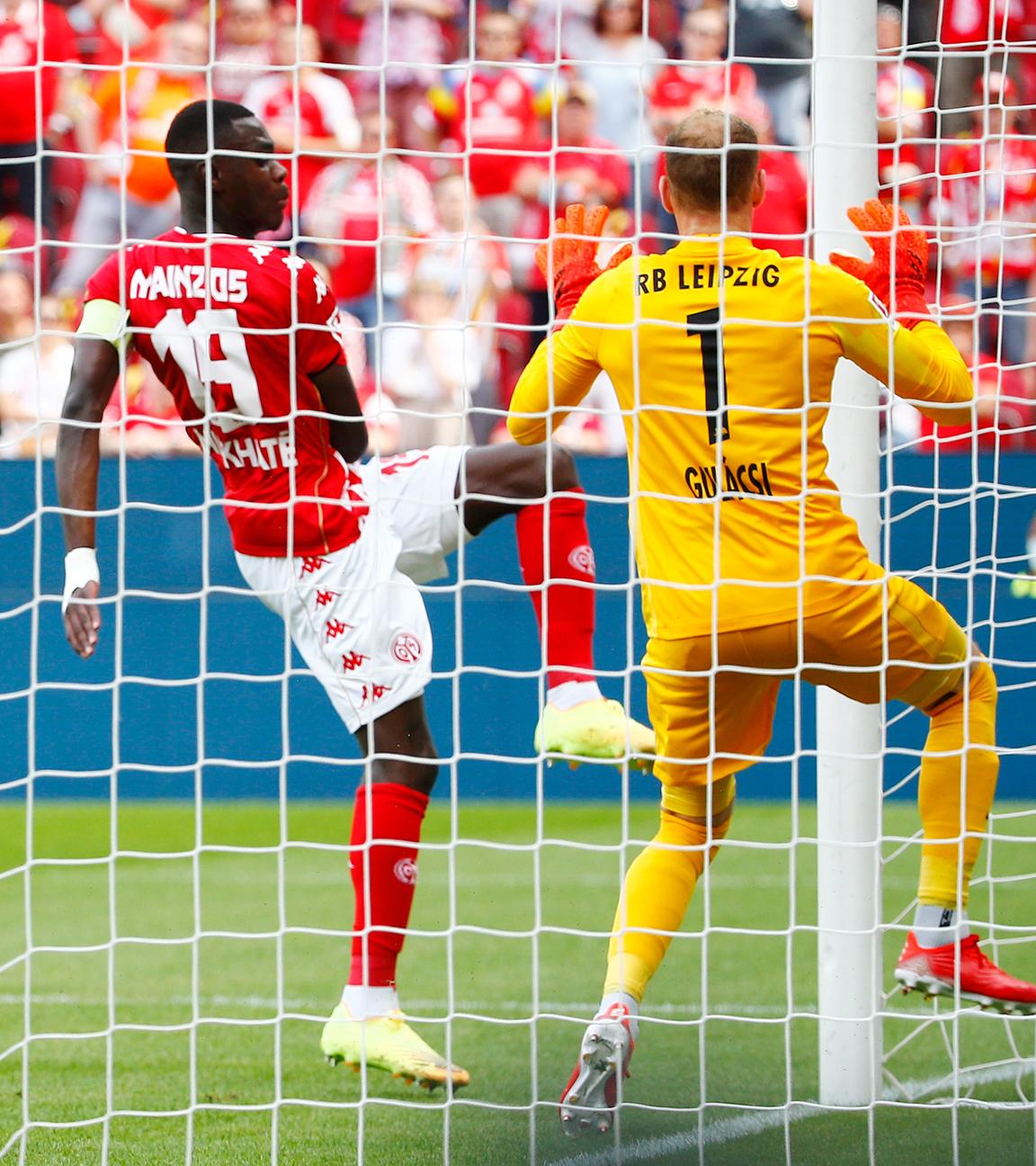 Fußball, Bundesliga, 1. FSV Mainz 05 - RB Leipzig: Mainzer Moussa Niakhates Torschuss zum 1:0.