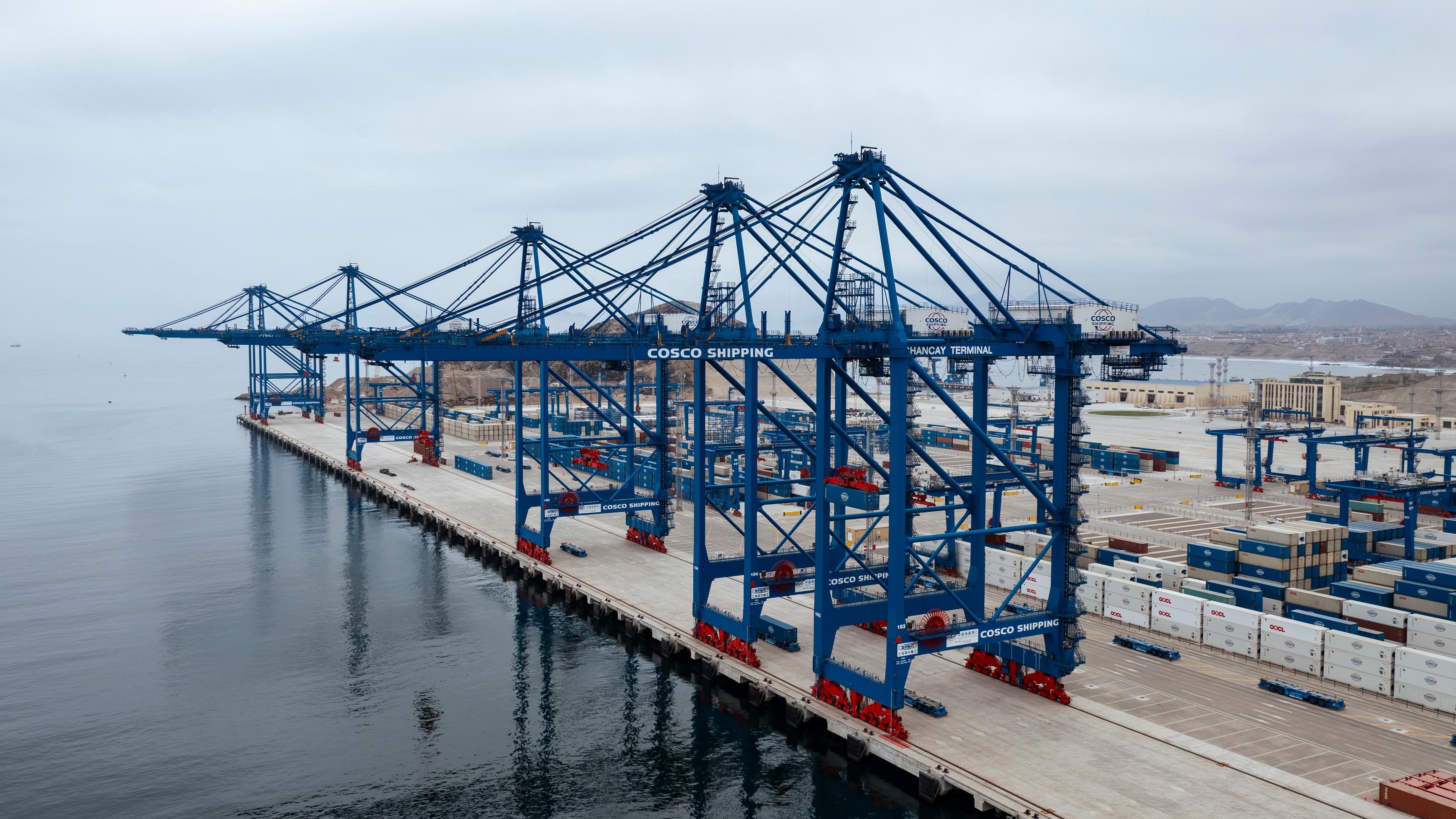 Mega-Hafen Chancay in Peru - zusehen sind Frachkräne für Container