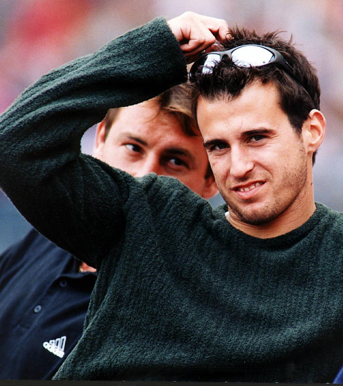 Bundesliga-Saison 1998/1999: Mehmet Scholl sitzt im Olympiastadion München auf der Ersatzbank