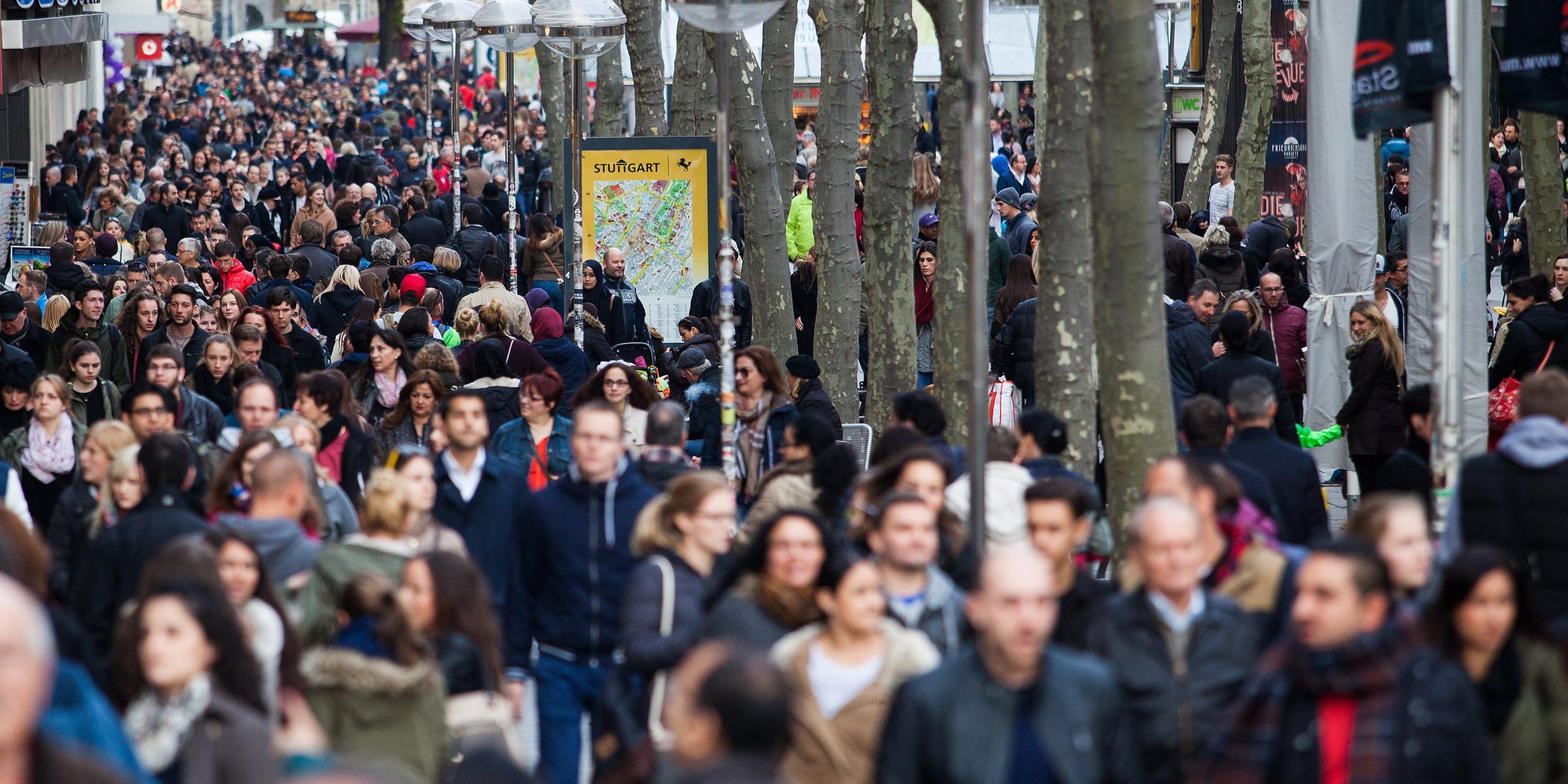 Menschenmenge in der Innenstadt von Stuttgart