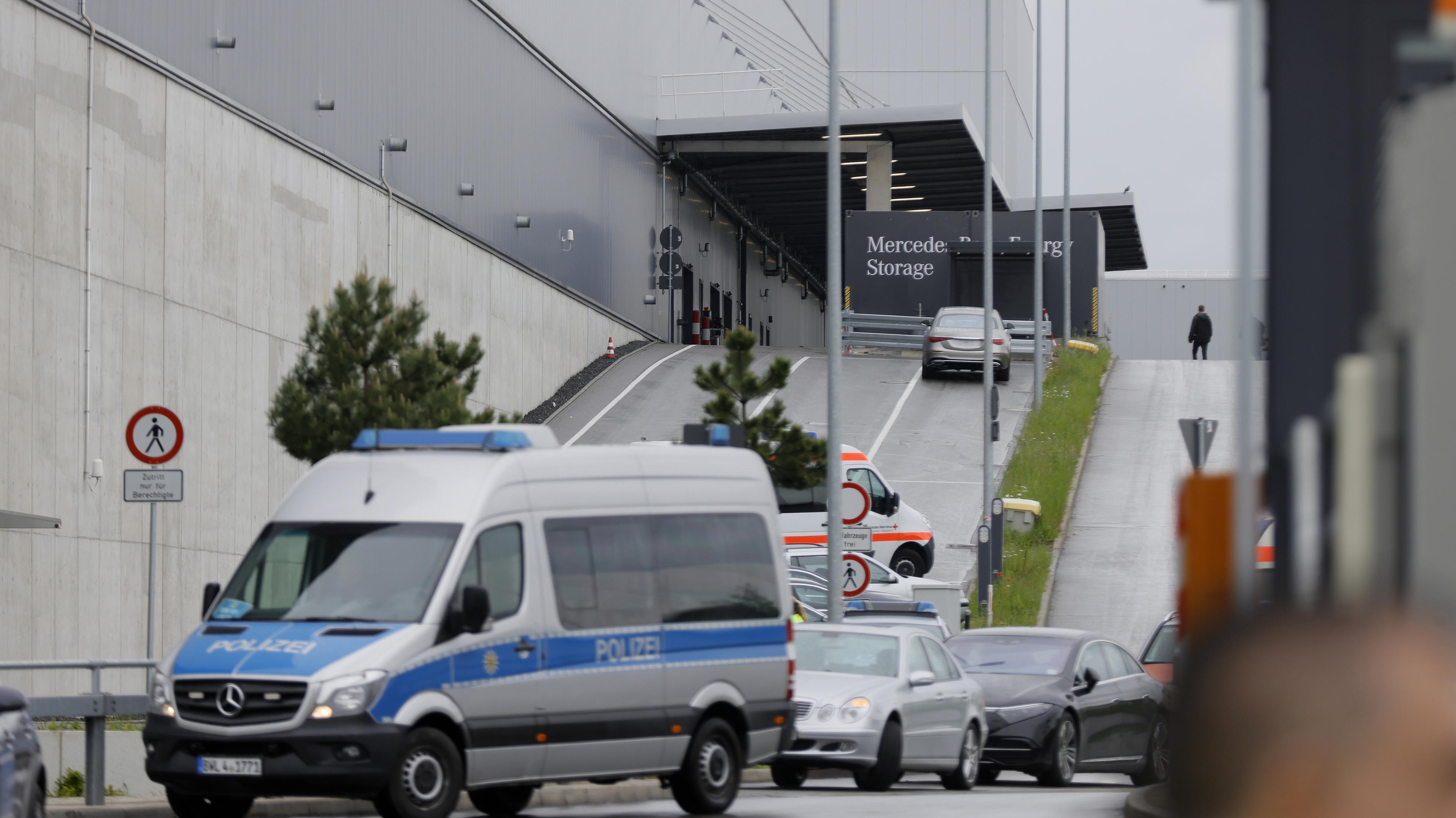 Polizei und Krankenwagen auf dem Mercedes-Benz Werksgelände in Sindelfingen