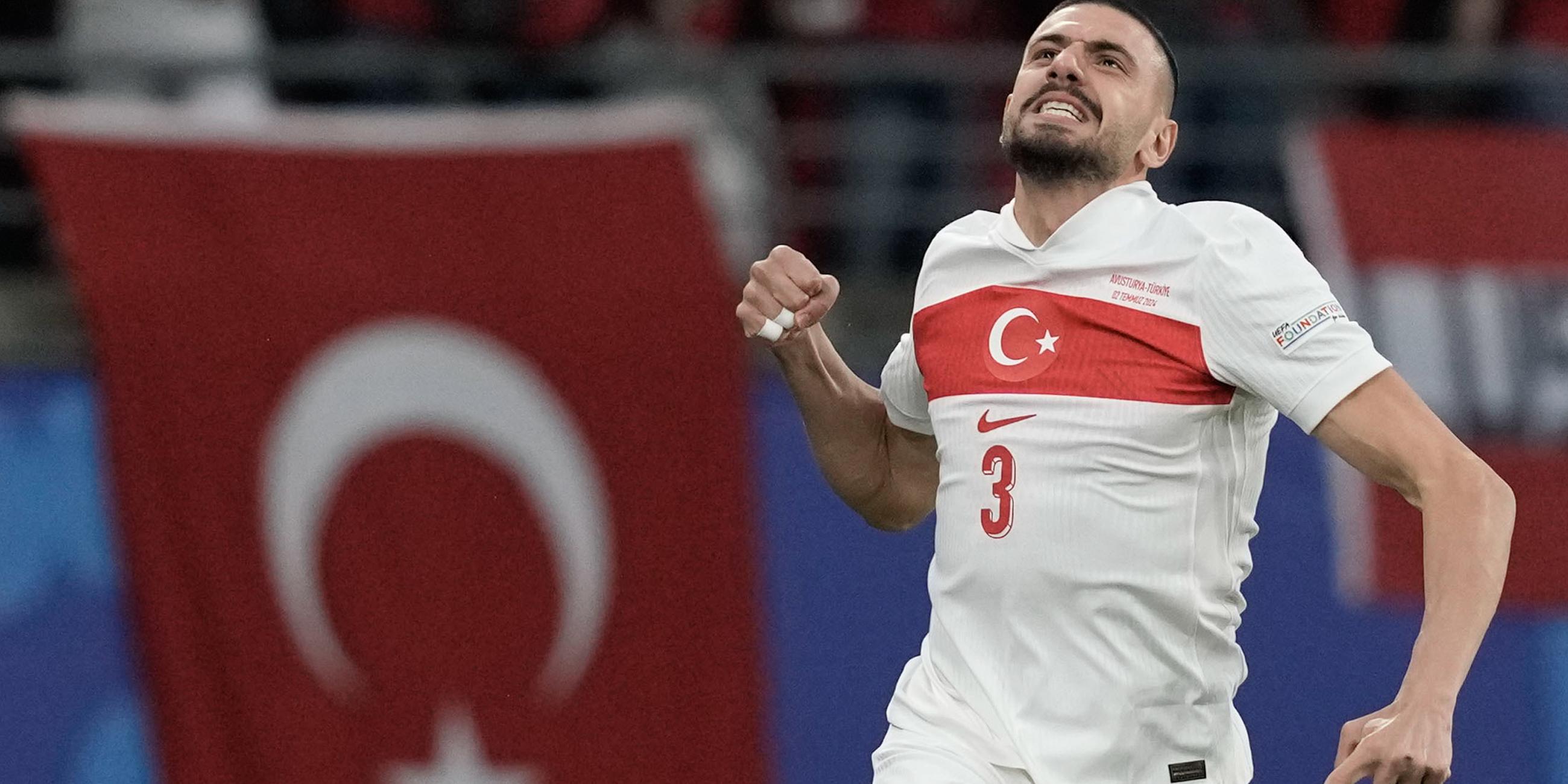 Der türkische Spieler Merih Demiral feiert den Führungstreffer seiner Mannschaft gegen Österreich.