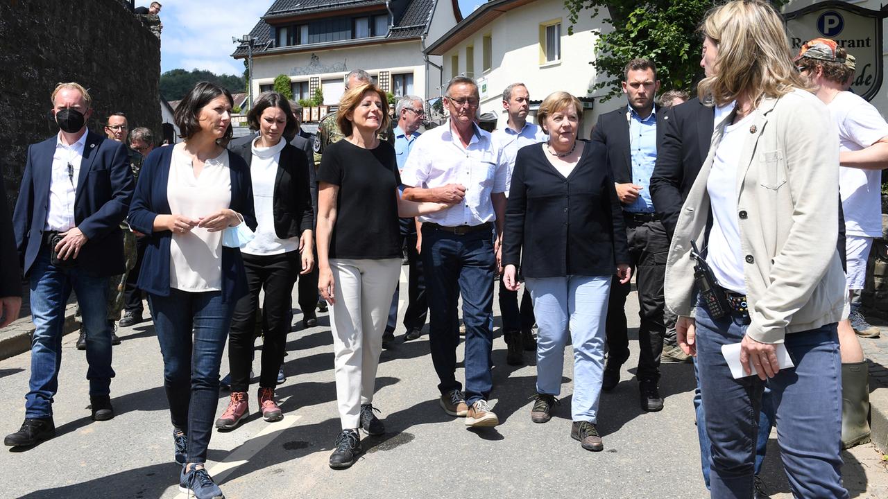 Besuch im Katastrophengebiet: Merkel und Dreyer besuchen Schuld - ZDFheute