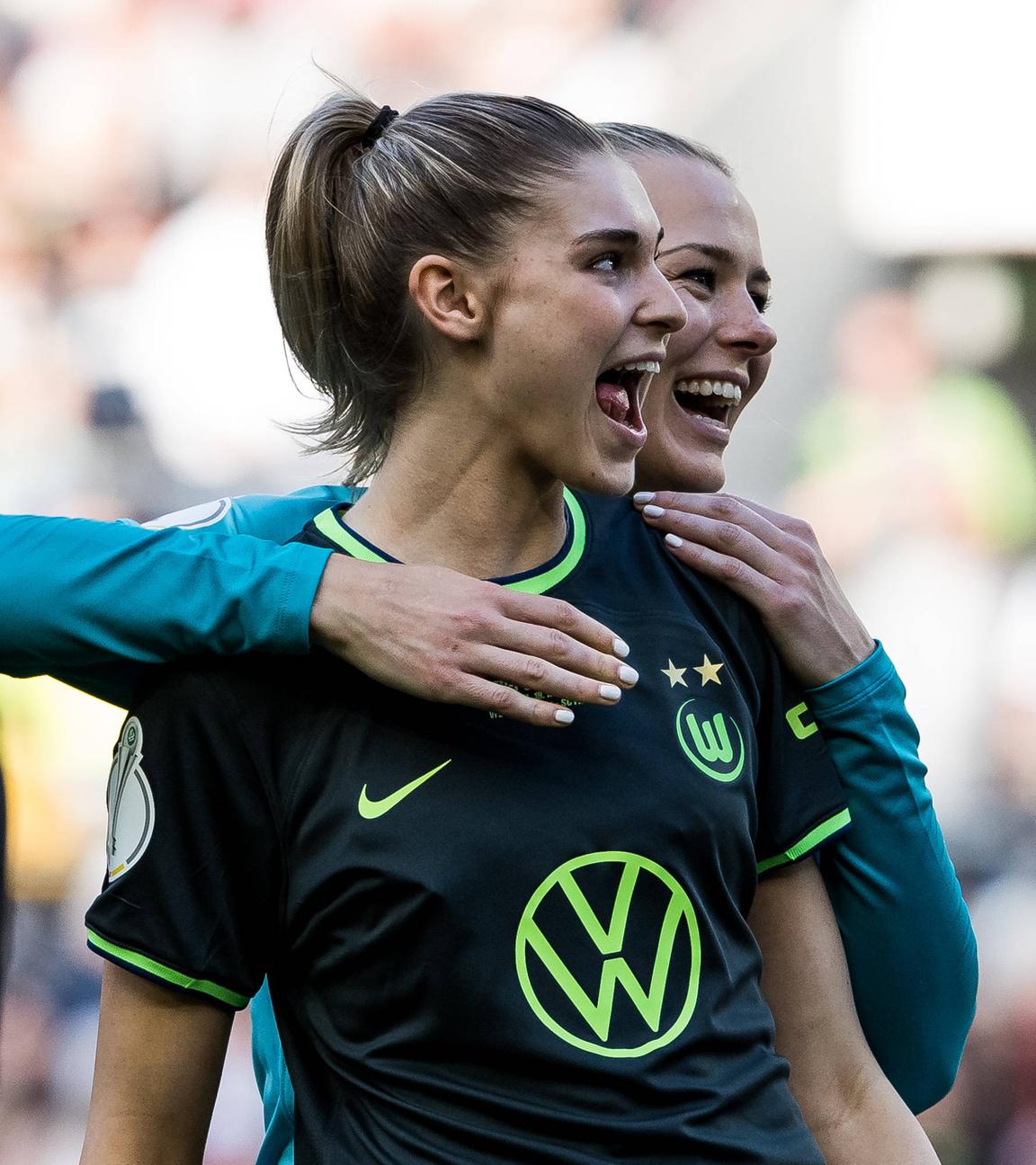 Jule Brand und Merle Frohms lachend beim DFB Pokalfinale der Frauen am 18.05.23.