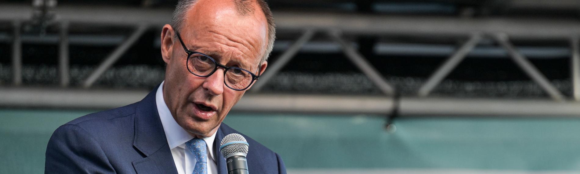 Friedrich Merz, Bundesvorsitzender der CDU, spricht auf einer Wahlkampfveranstaltung in Erfurt.