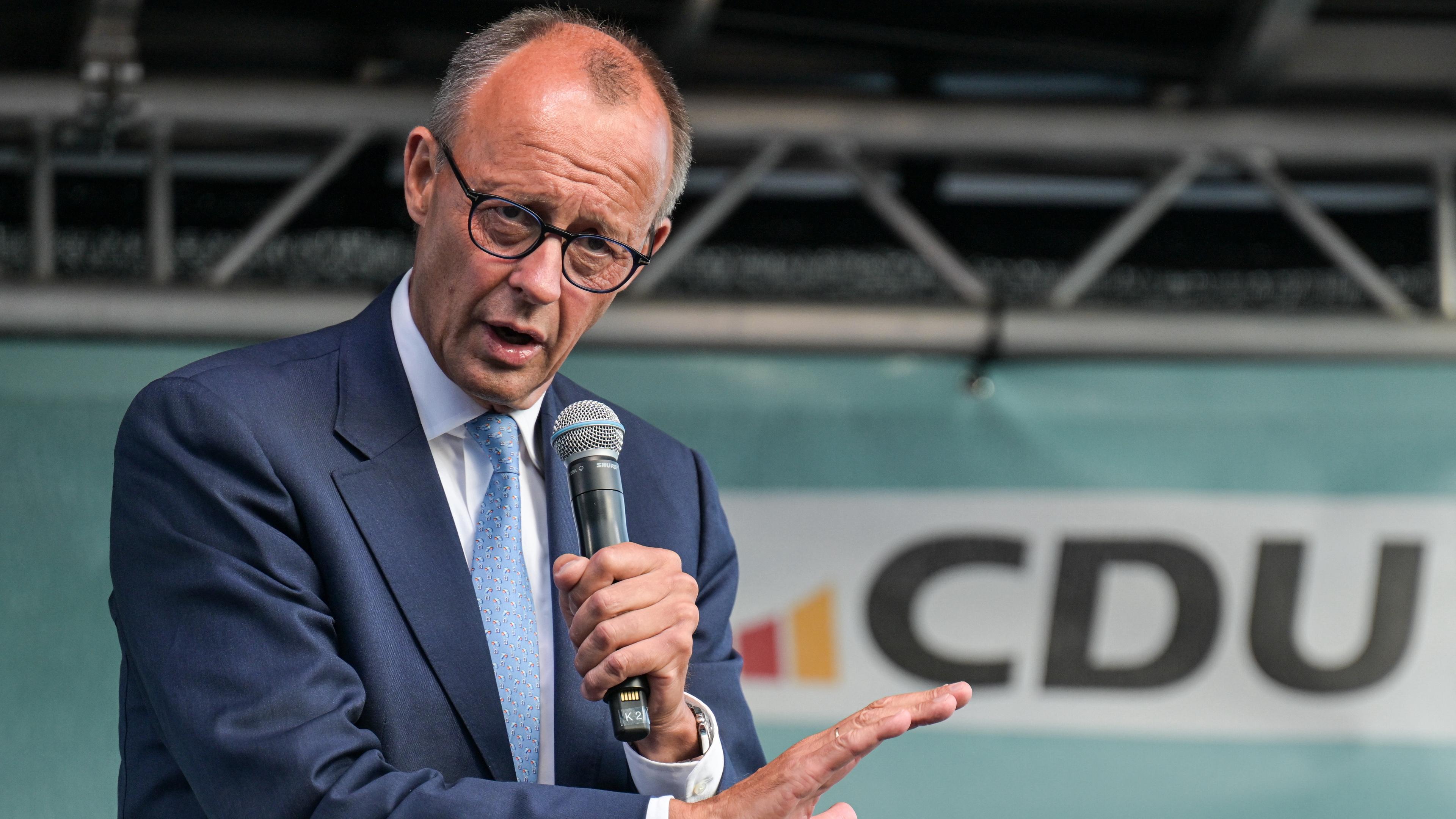 Friedrich Merz, Bundesvorsitzender der CDU, spricht auf einer Wahlkampfveranstaltung in Erfurt.