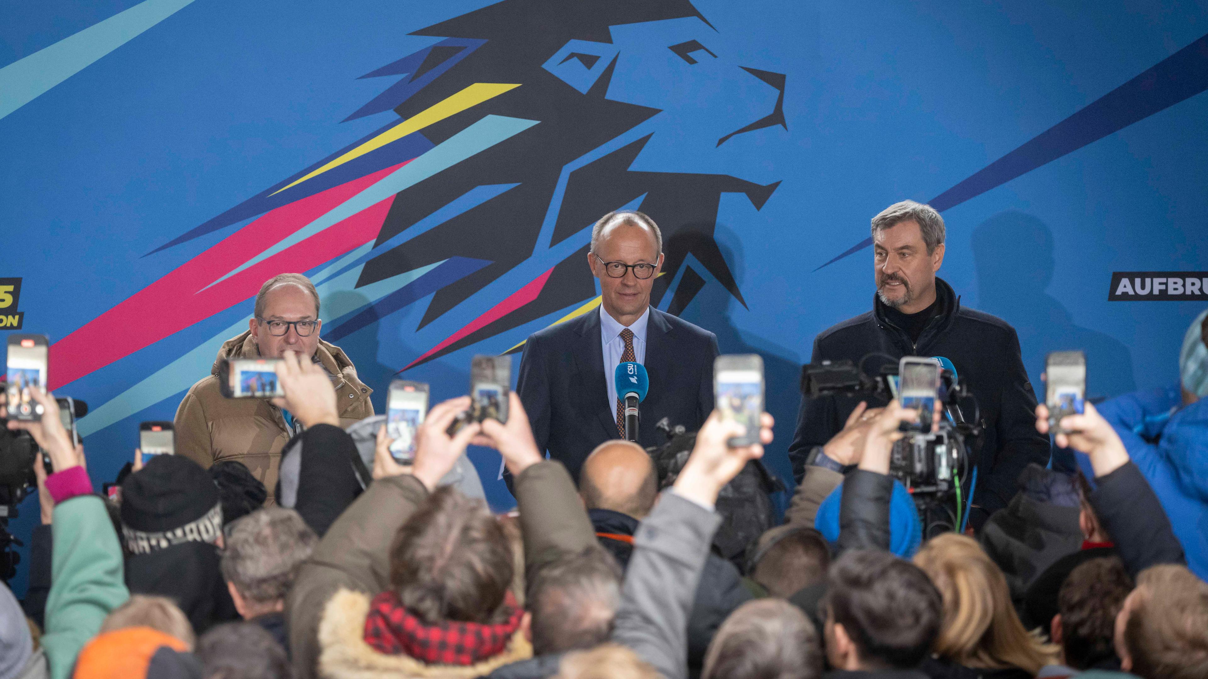 Alexander Dobrindt, Friedrich Merz und Markus Söder geben am letzten Tag der Winterklausur der CSU-Landesgruppe im Bundestag ein abschließendes Statement.