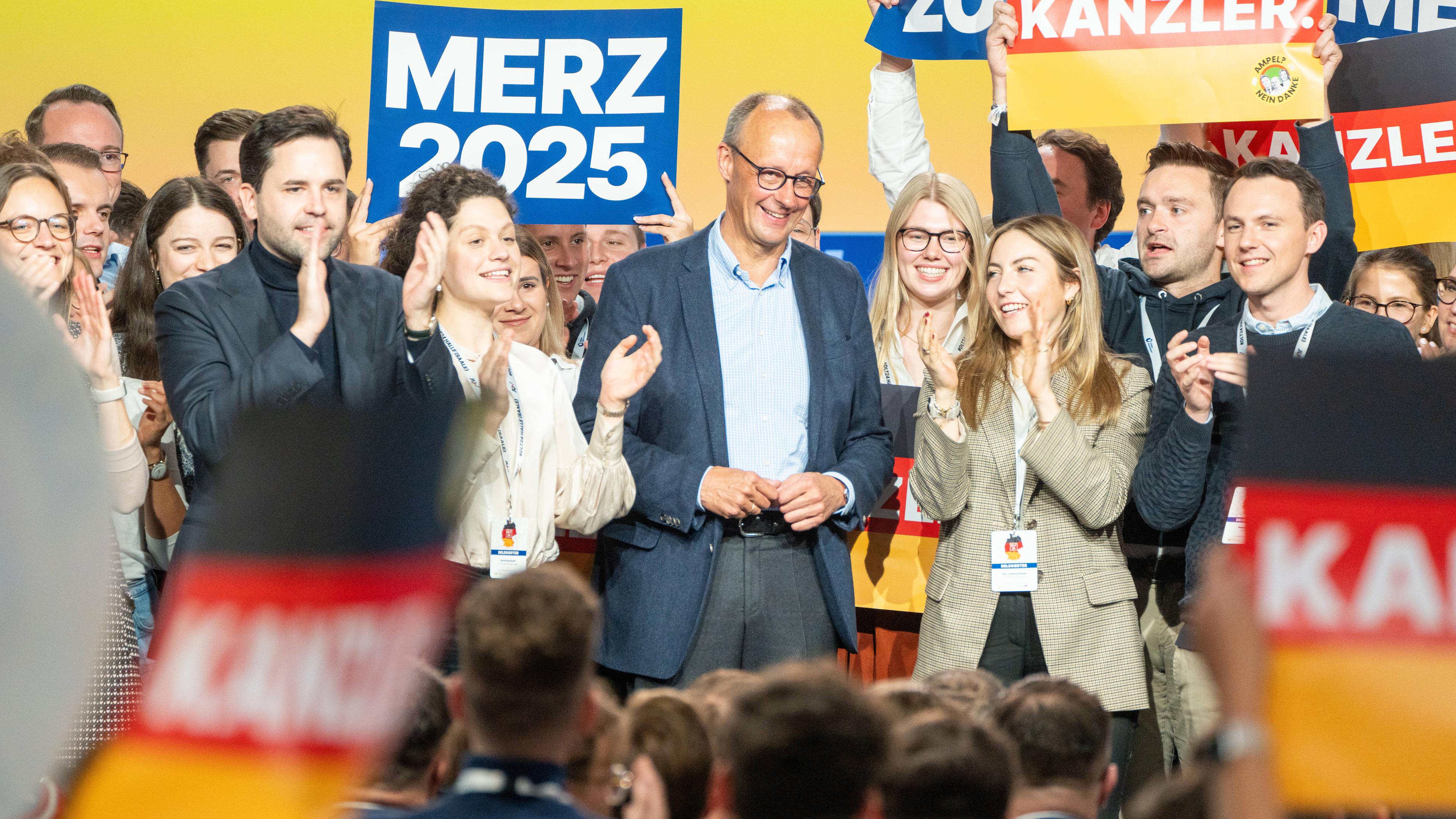 Friedrich Merz, Bundesvorsitzender CDU und Kanzlerkandidat, hält auf dem Deutschlandtag der Jungen Union in Halle eine Rede.