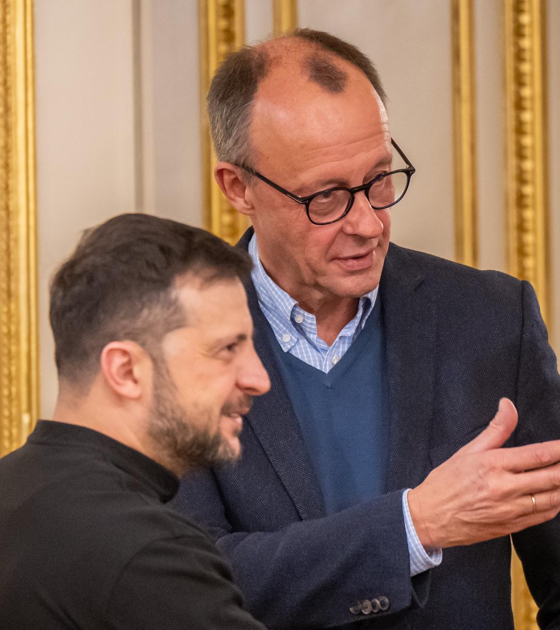 Friedrich Merz (r), Unions-Kanzlerkandidat und CDU-Bundesvorsitzender, steht neben Wolodymyr Selenskyj, Präsident der Ukraine, vor einem gemeinsamen Gespräch im Präsidialamt.