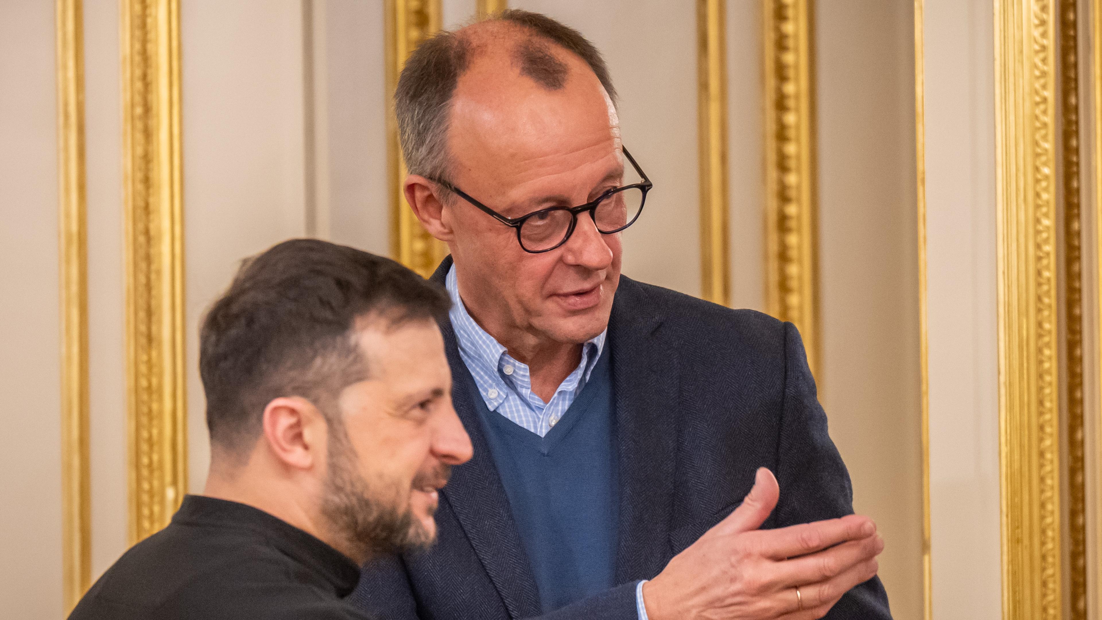 Friedrich Merz (r), Unions-Kanzlerkandidat und CDU-Bundesvorsitzender, steht neben Wolodymyr Selenskyj, Präsident der Ukraine, vor einem gemeinsamen Gespräch im Präsidialamt.