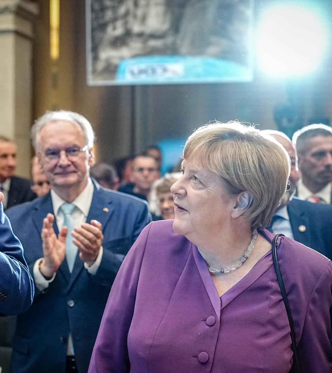 Angela Merkel und Friedrich Merz, CDU-Bundesvorsitzender und Unionsfraktionsvorsitzender, nehmen am Berliner Gespräch Spezial zum 70. Geburtstag der früheren Bundeskanzlerin teil.