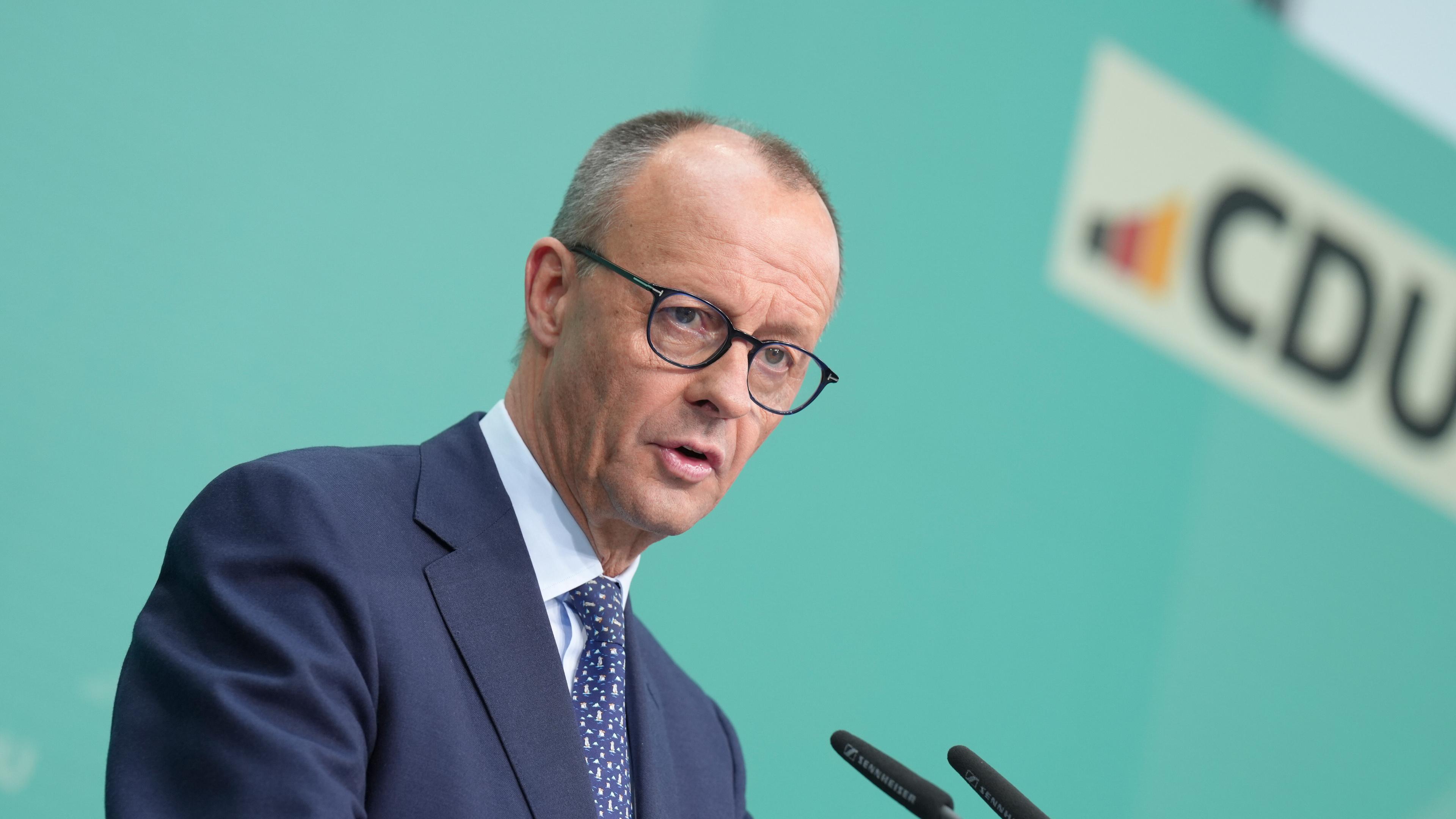 Friedrich Merz, der neue mögliche Kanzler im Portrait bei der Pressekonferenz nach der Bundestagswahl 2025 im Konrad-Adenauer-Haus.