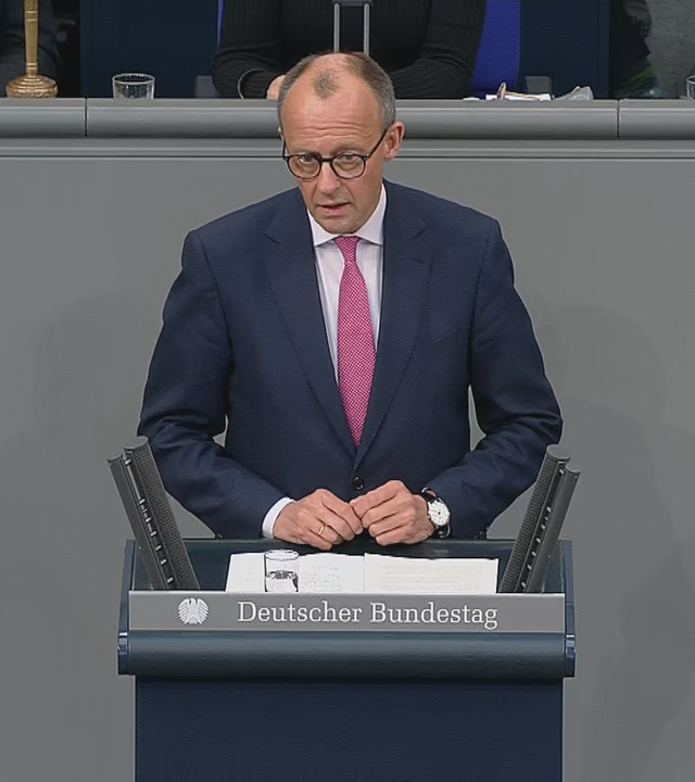 CDU-Fraktionsvorsitzender Friedrich Merz am Rednerpult im Bundestag