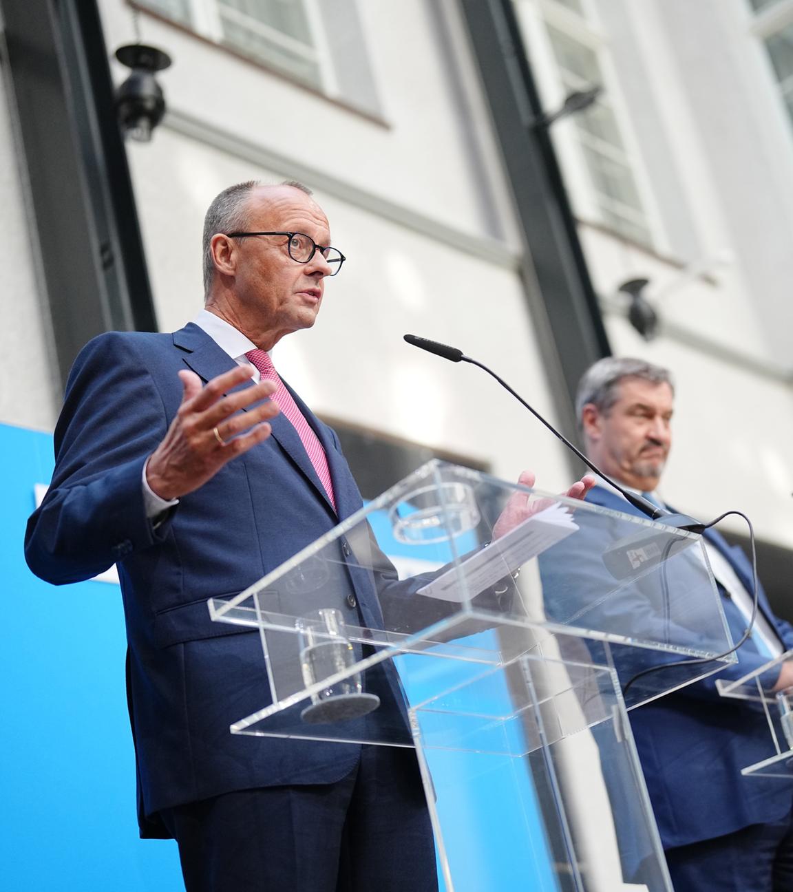 Berlin: Friedrich Merz (l), CDU-Bundesvorsitzender und Unionsfraktionsvorsitzender, und Markus Söder, CSU-Vorsitzender und Ministerpräsident von Bayern, geben eine Pressekonferenz zur Frage um die Kanzlerkandidatur der Union.