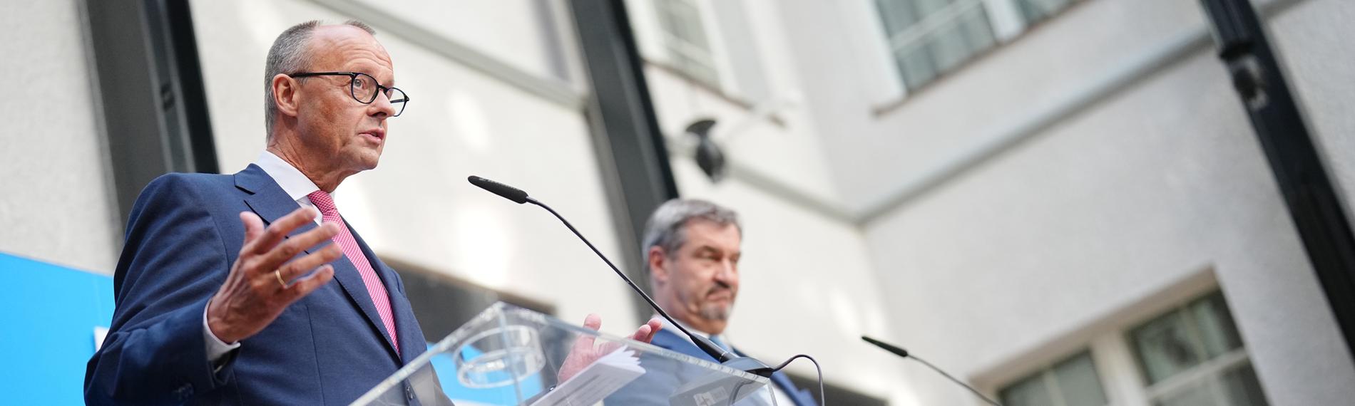 Berlin: Friedrich Merz (l), CDU-Bundesvorsitzender und Unionsfraktionsvorsitzender, und Markus Söder, CSU-Vorsitzender und Ministerpräsident von Bayern, geben eine Pressekonferenz zur Frage um die Kanzlerkandidatur der Union.