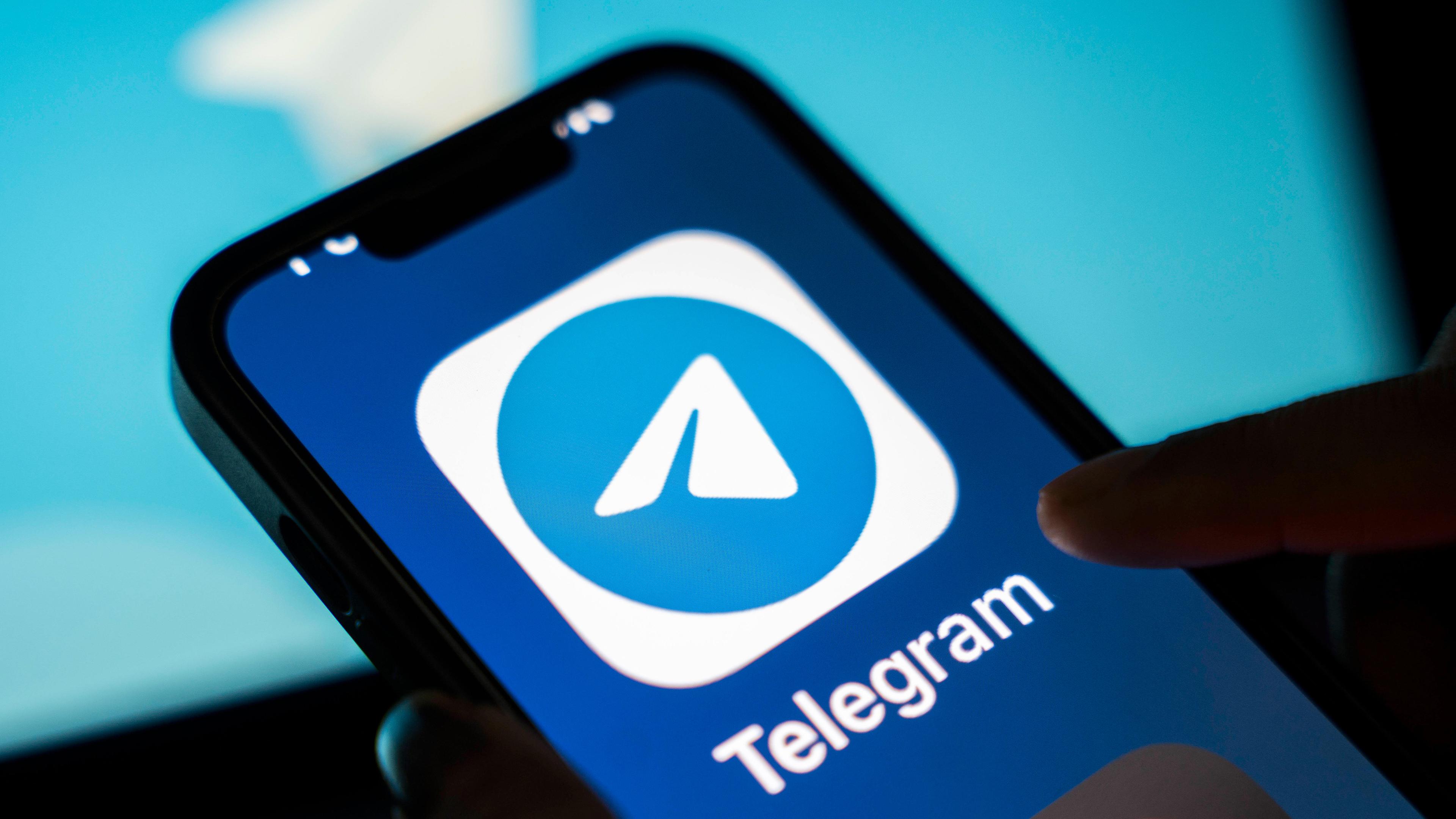 Logo des Messengerdienstes Telegram auf einem Smartphone