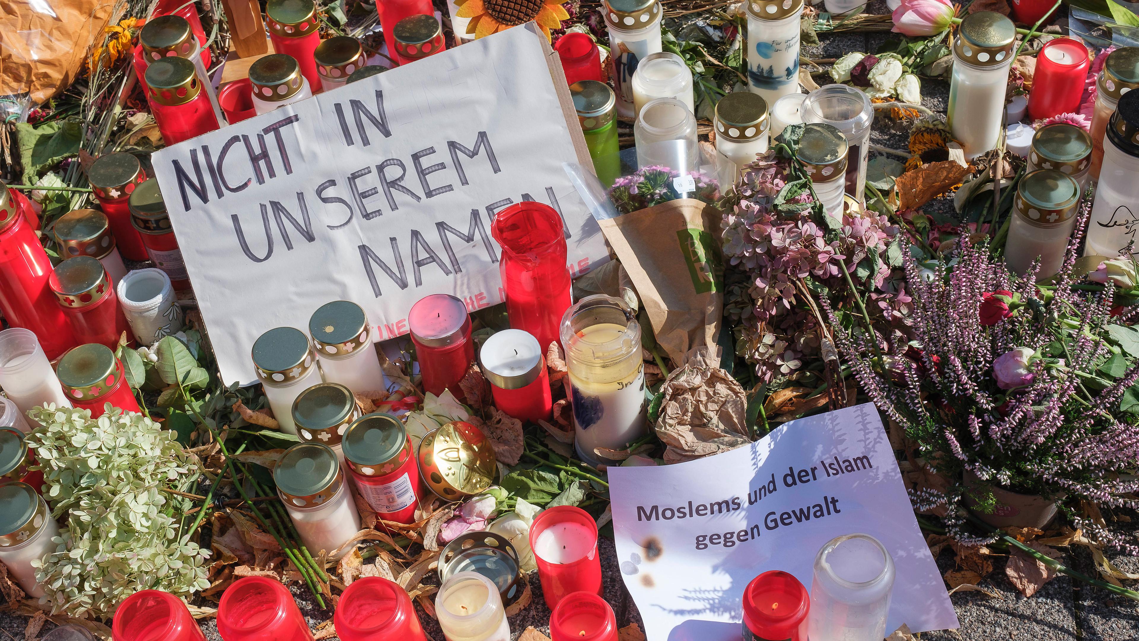 Archiv)Gedenken mit Blumen und Kerzen an die Opfer des Attentats von Solingen