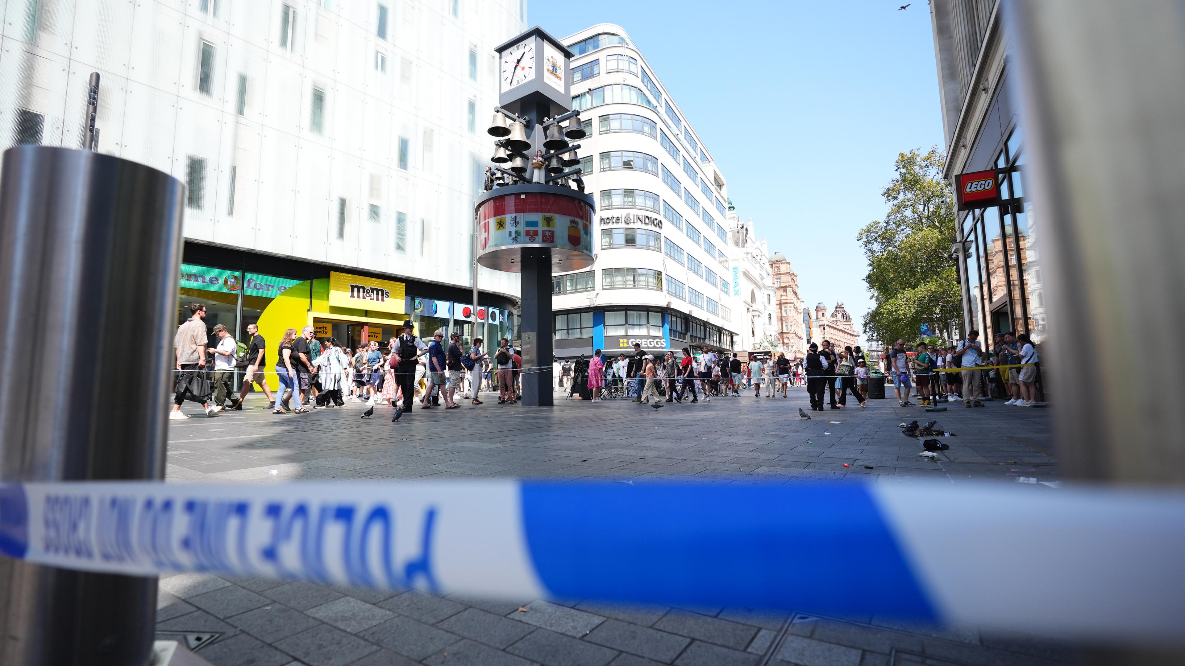 Großbritannien, London: Polizisten stehen am Tatort eines Messerangriffs am Leicester Square.