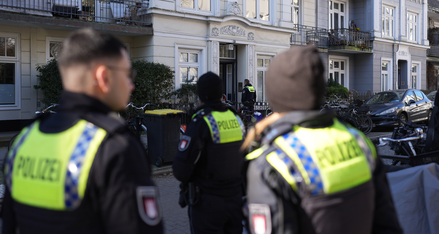 Polizisten vor Tatort 