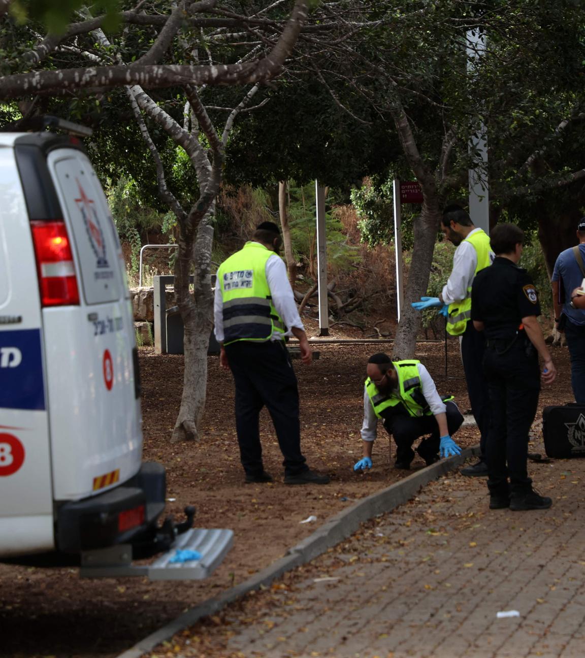 04.08.2024: Israelische Rettungskräfte untersuchen den Tatort eines gemeldeten Messerangriffs in Holon, einem südlichen Vorort von Tel Aviv.