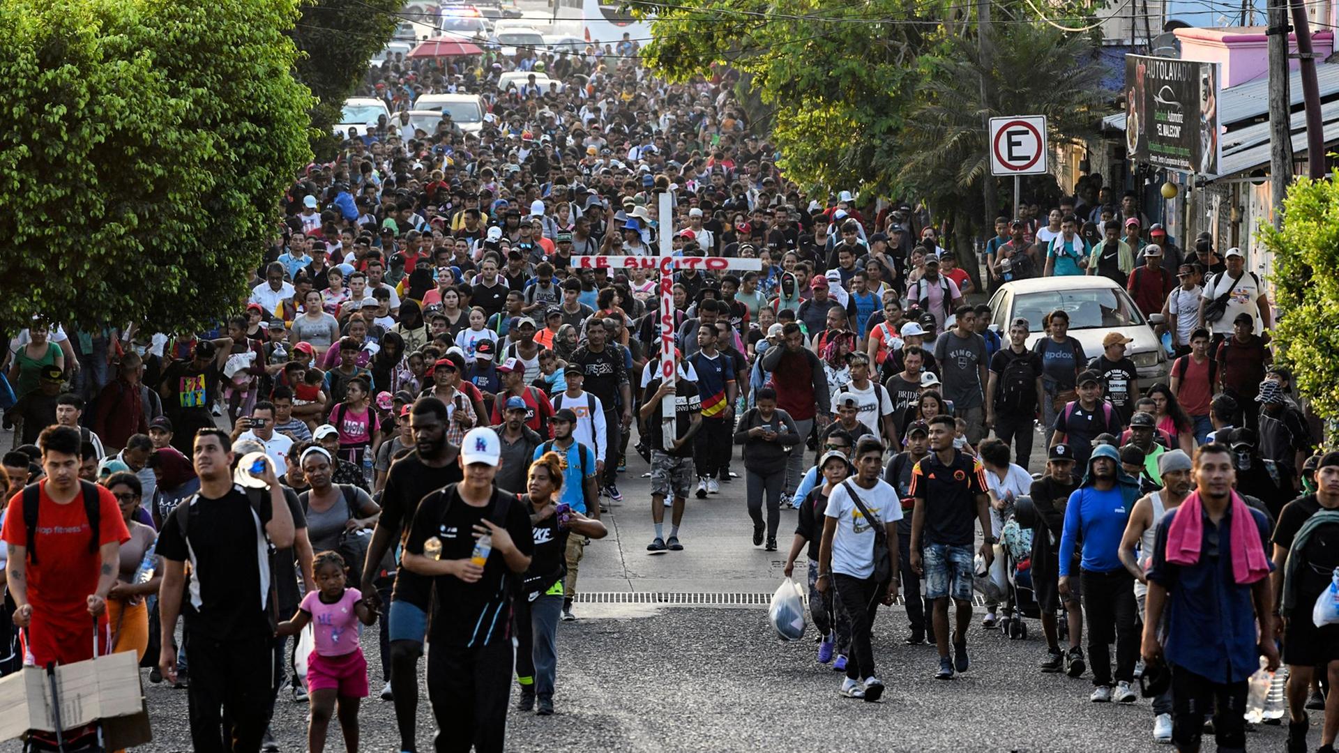 Tausende Menschen begehen in Mexiko zu Beginn der Karwoche den "Kreuzweg der Migranten" als Zeichen des Protests.