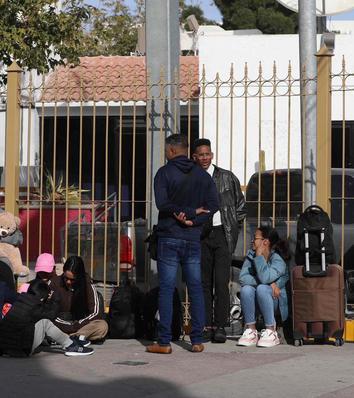 Eine Gruppe von Migranten, die Asyl in den USA finden wollen, warten in einer Schlange in Ciudad Juarez, Chihuahua State, Mexico.