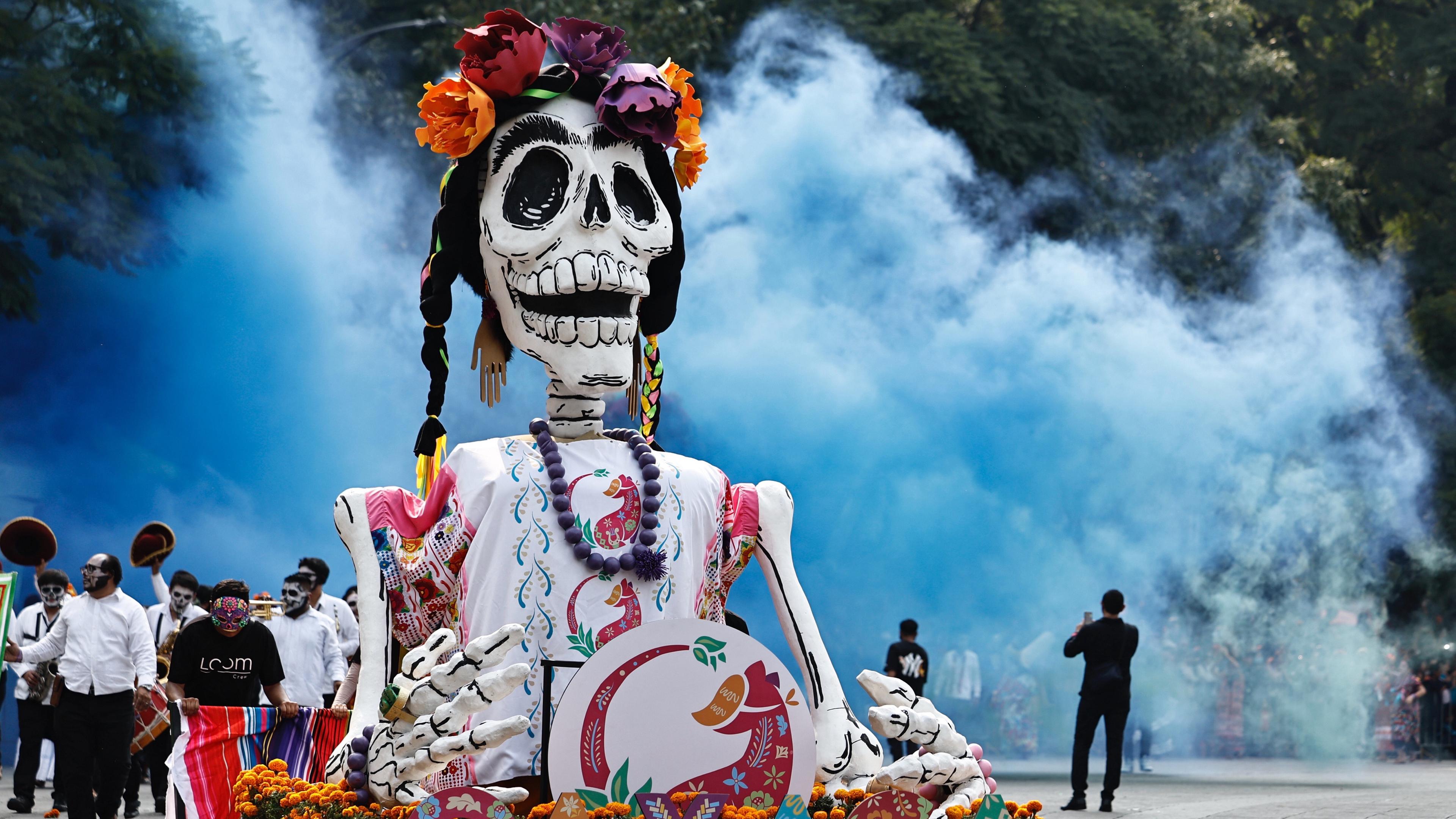 Menschen nehmen an einer Parade zum Tag der Toten in Mexiko-Stadt teil, Mexiko, 02. November 2024.