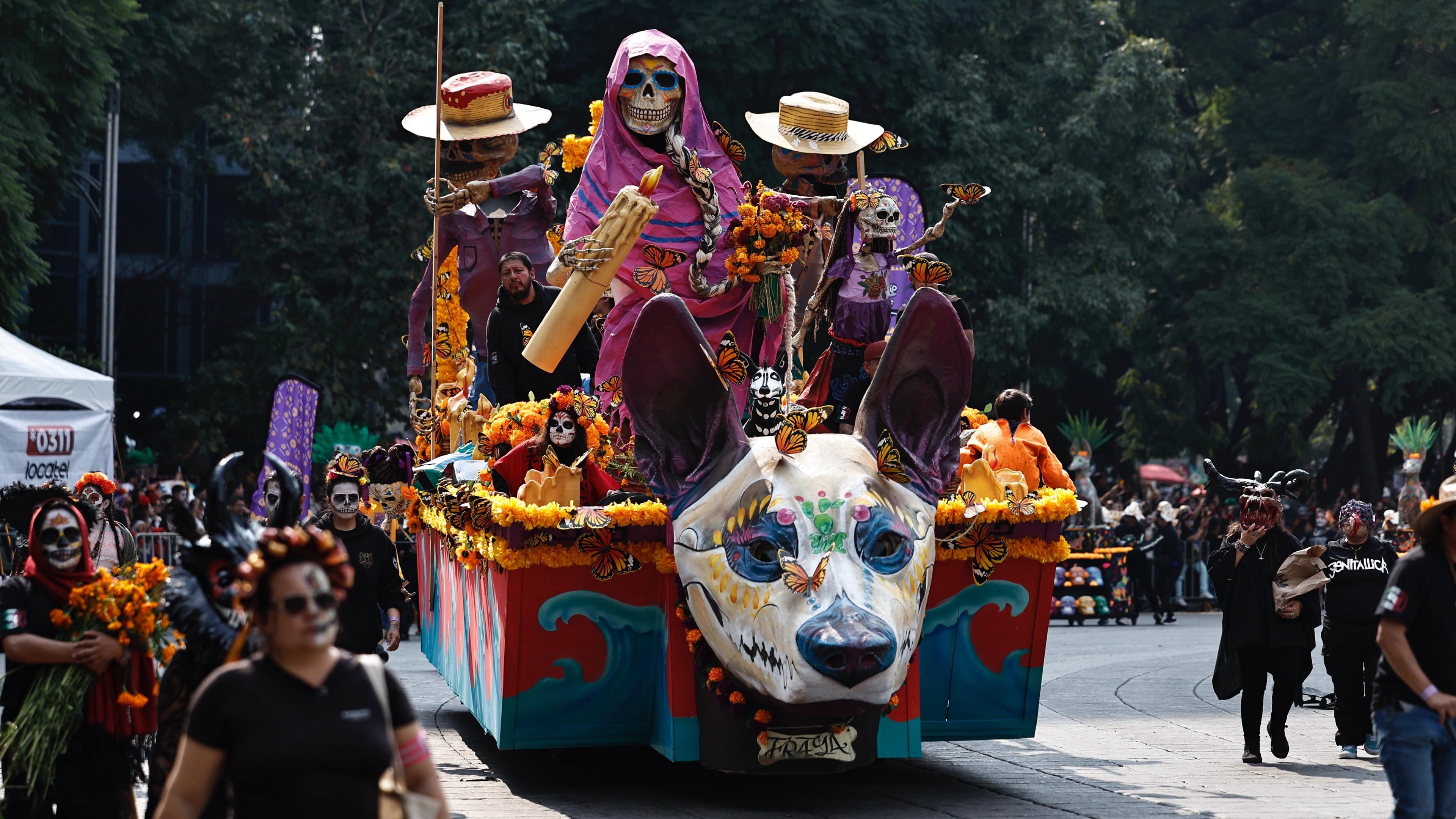 Menschen nehmen an einer Parade zum Tag der Toten in Mexiko-Stadt teil, Mexiko, 02. November 2024