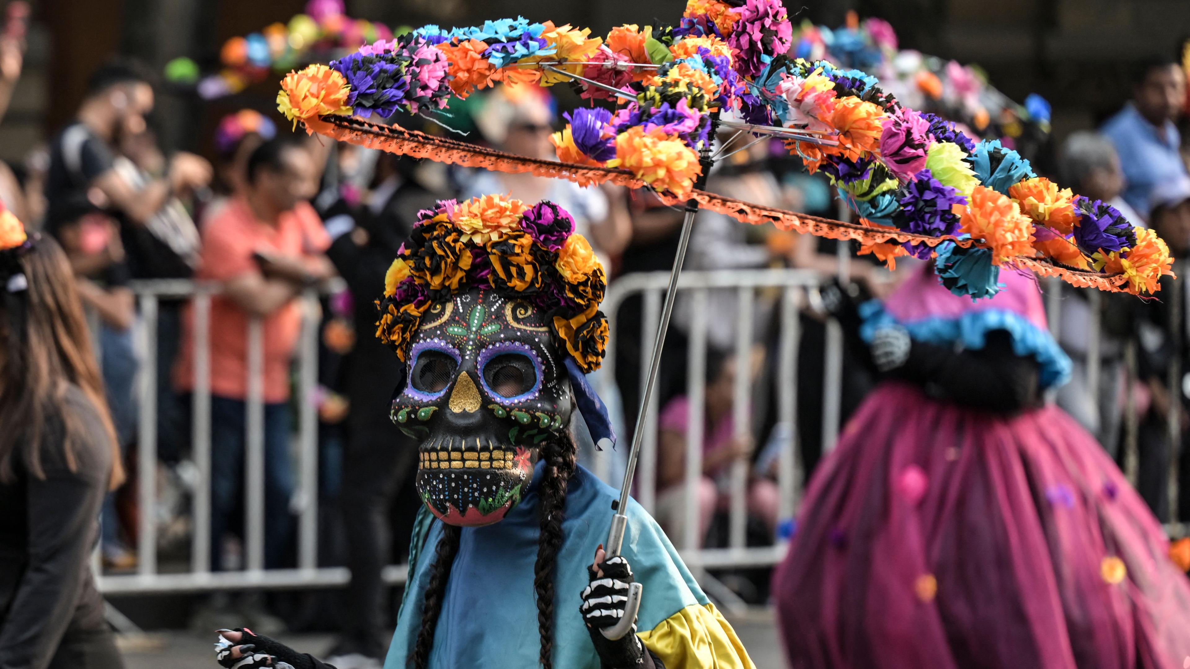 Menschen nehmen an einer Parade zum Tag der Toten in Mexiko-Stadt teil, Mexiko, 02. November 2024