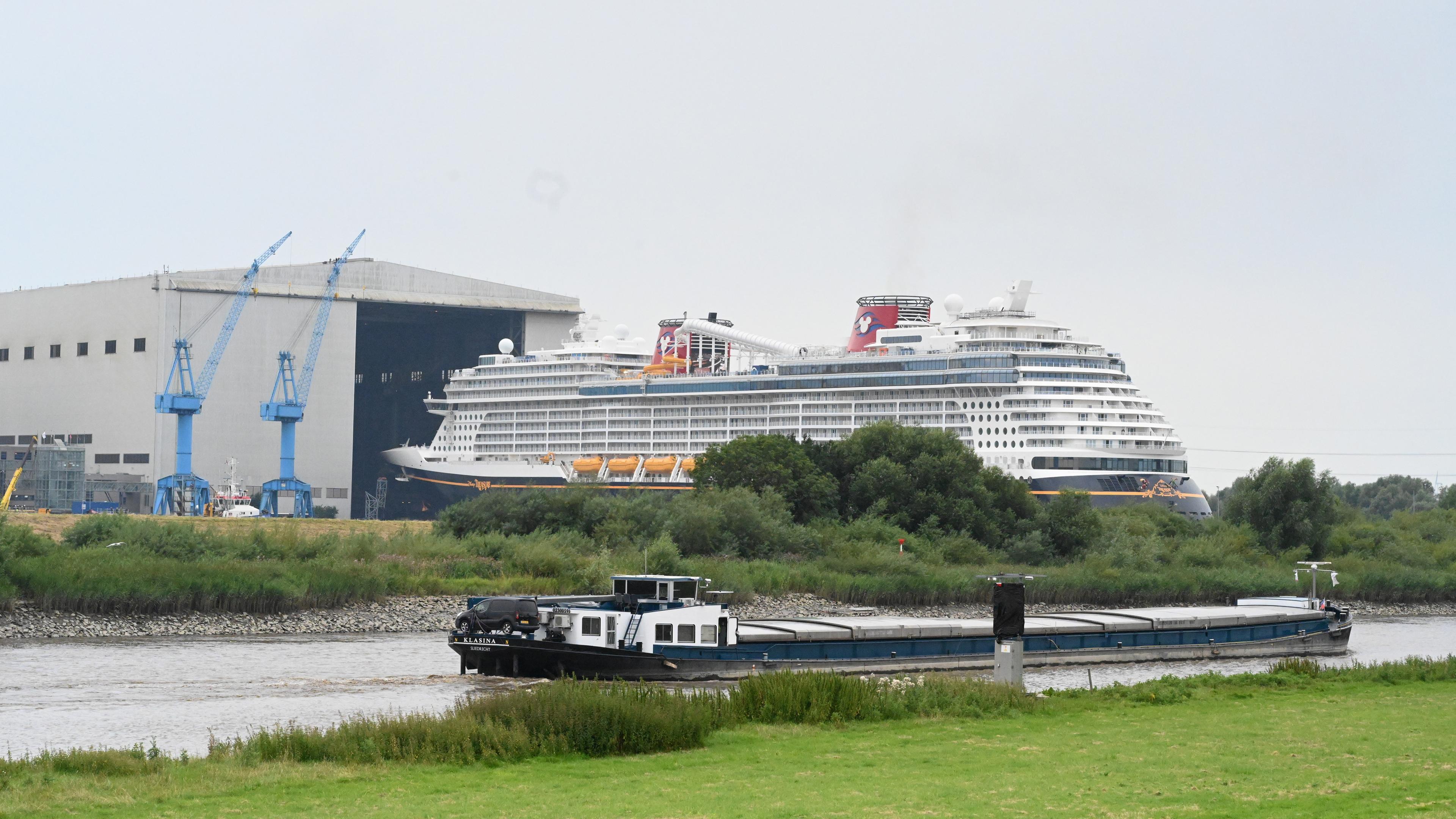 Niedersachsen, Papenburg: Das Kreuzfahrtschiff "Disney Treasure" verlässt das Baudock der Papenburger Meyer Werft.