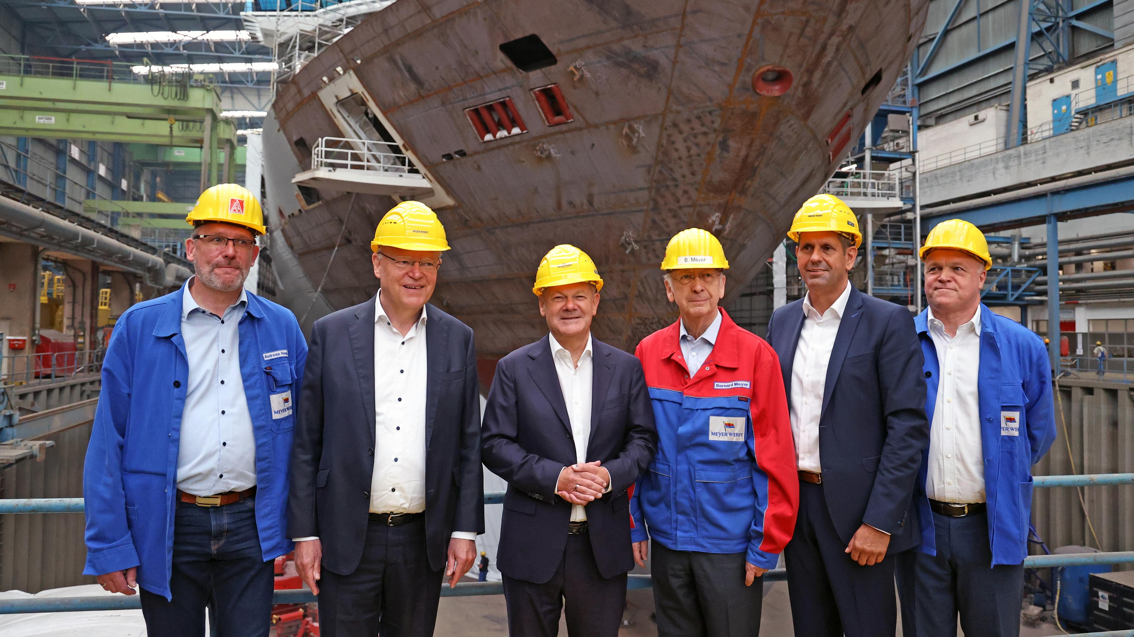 Olaf Scholz und weitere in Werft