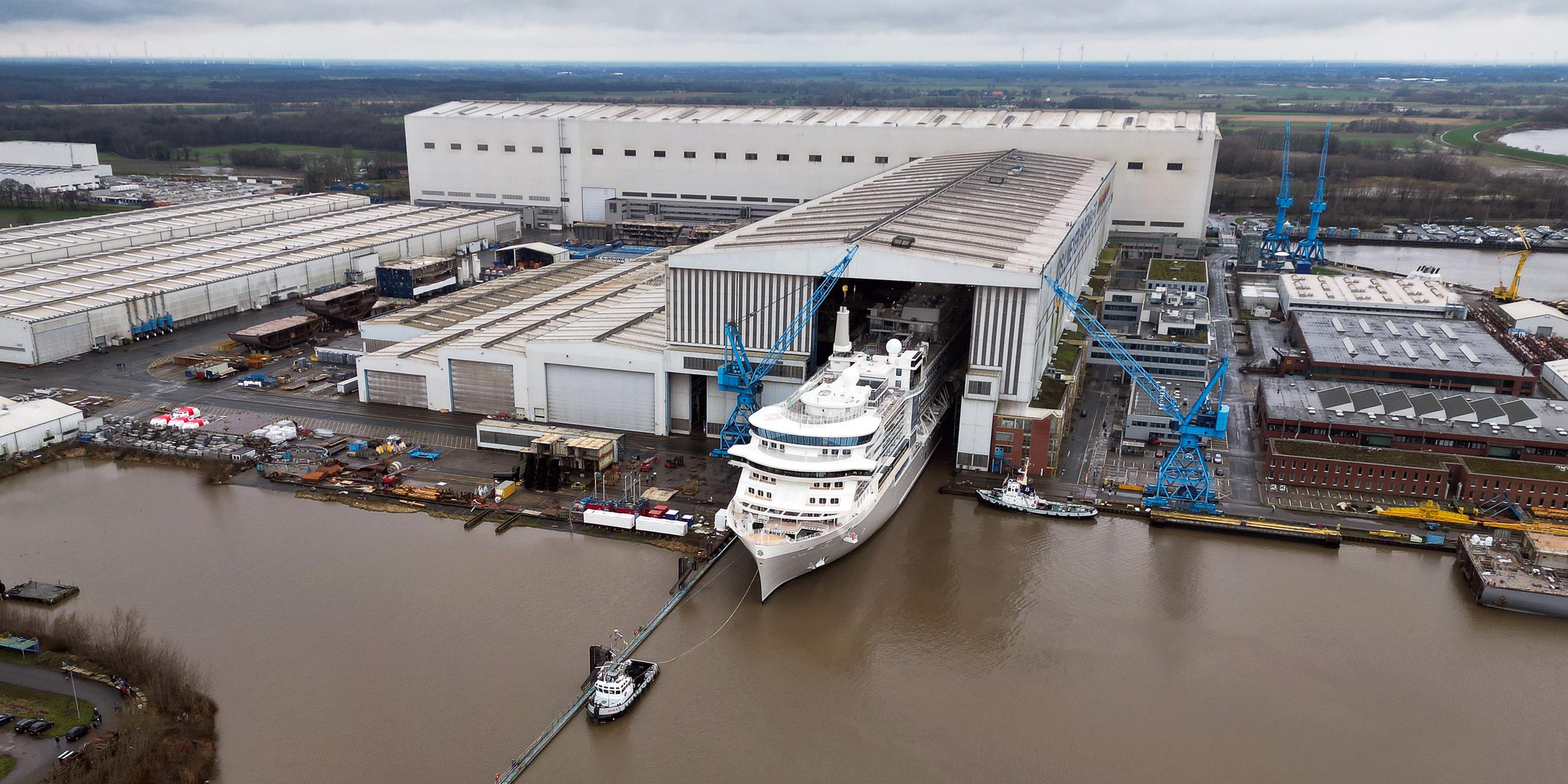 Ein Kreuzfahrtschiff verlässt das überdachte Baudock der Meyer Werft. 