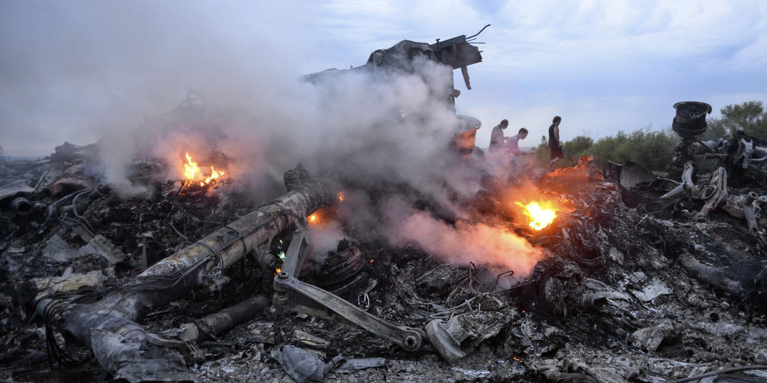 Archiv: Brennende Trümmer Passagiermaschine MH17